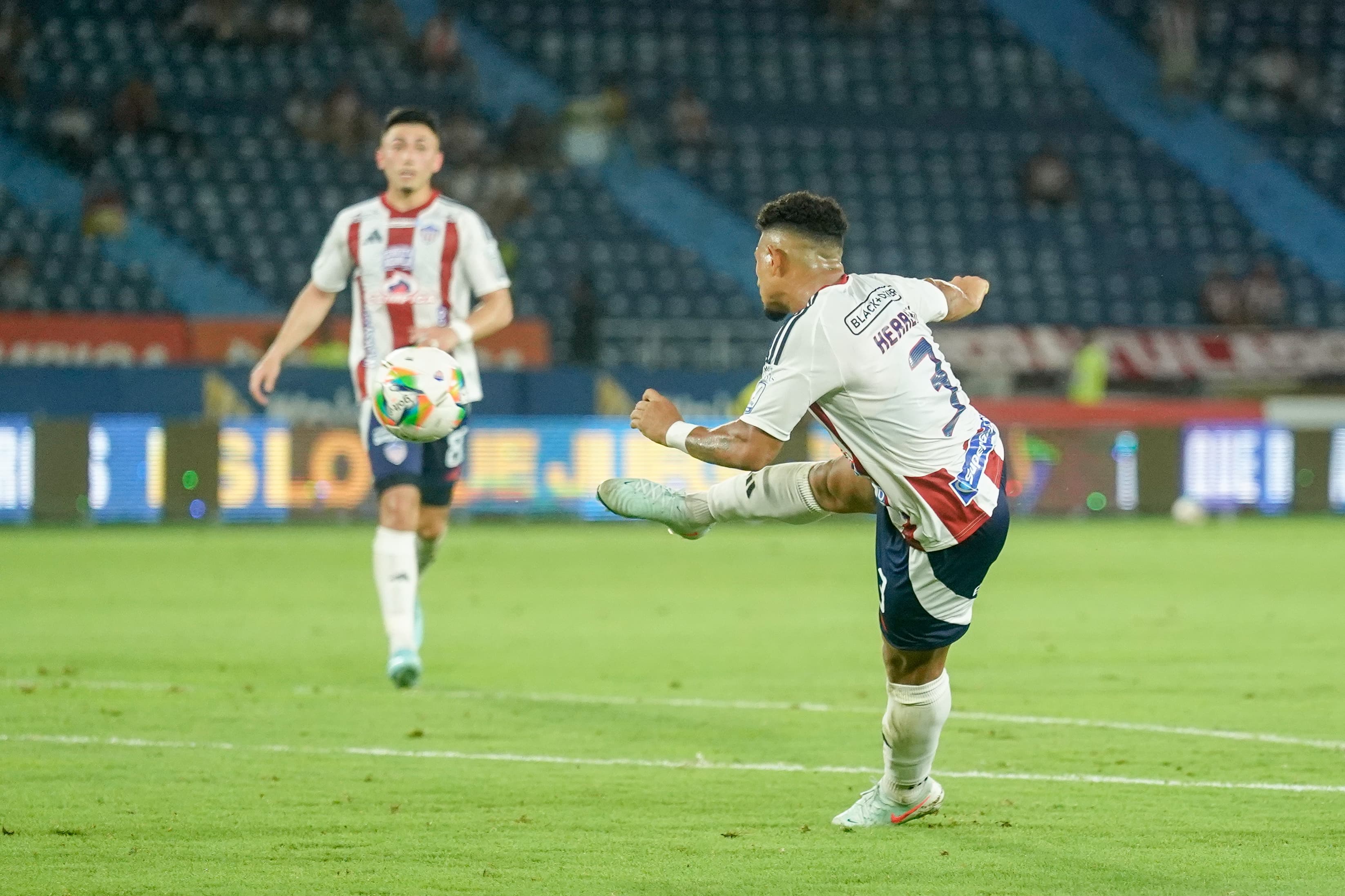 Edwin Herrera rematando a portería.