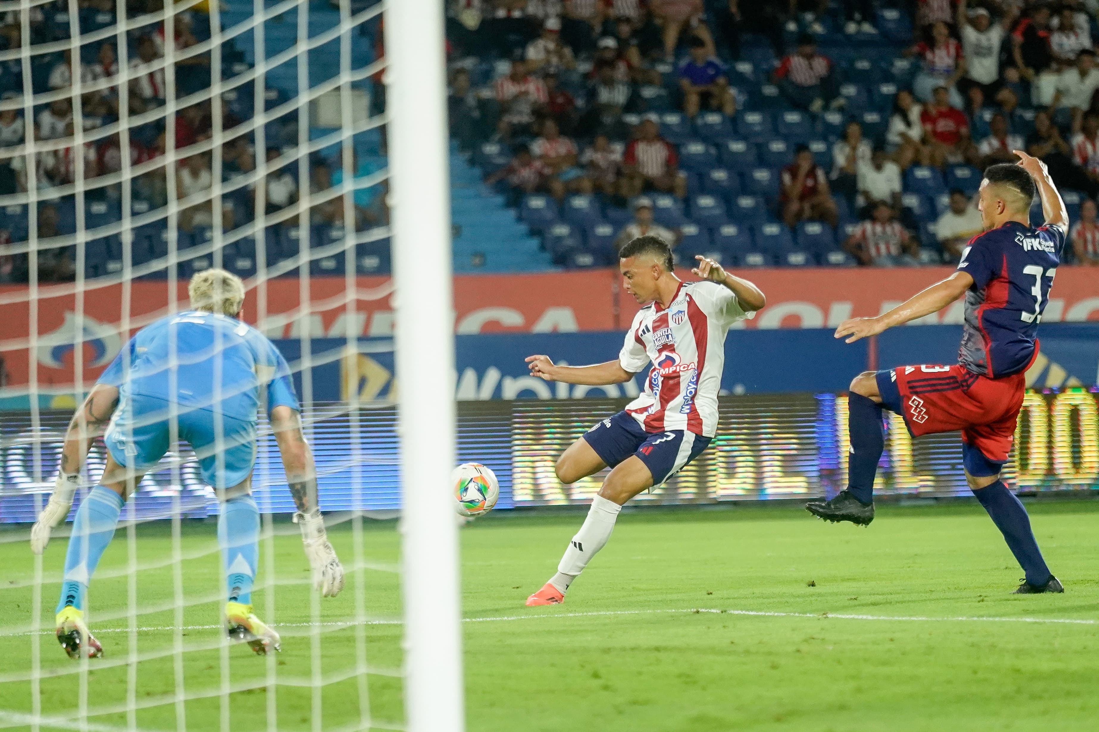 Jordan Barrera con un tiro al pórtico.