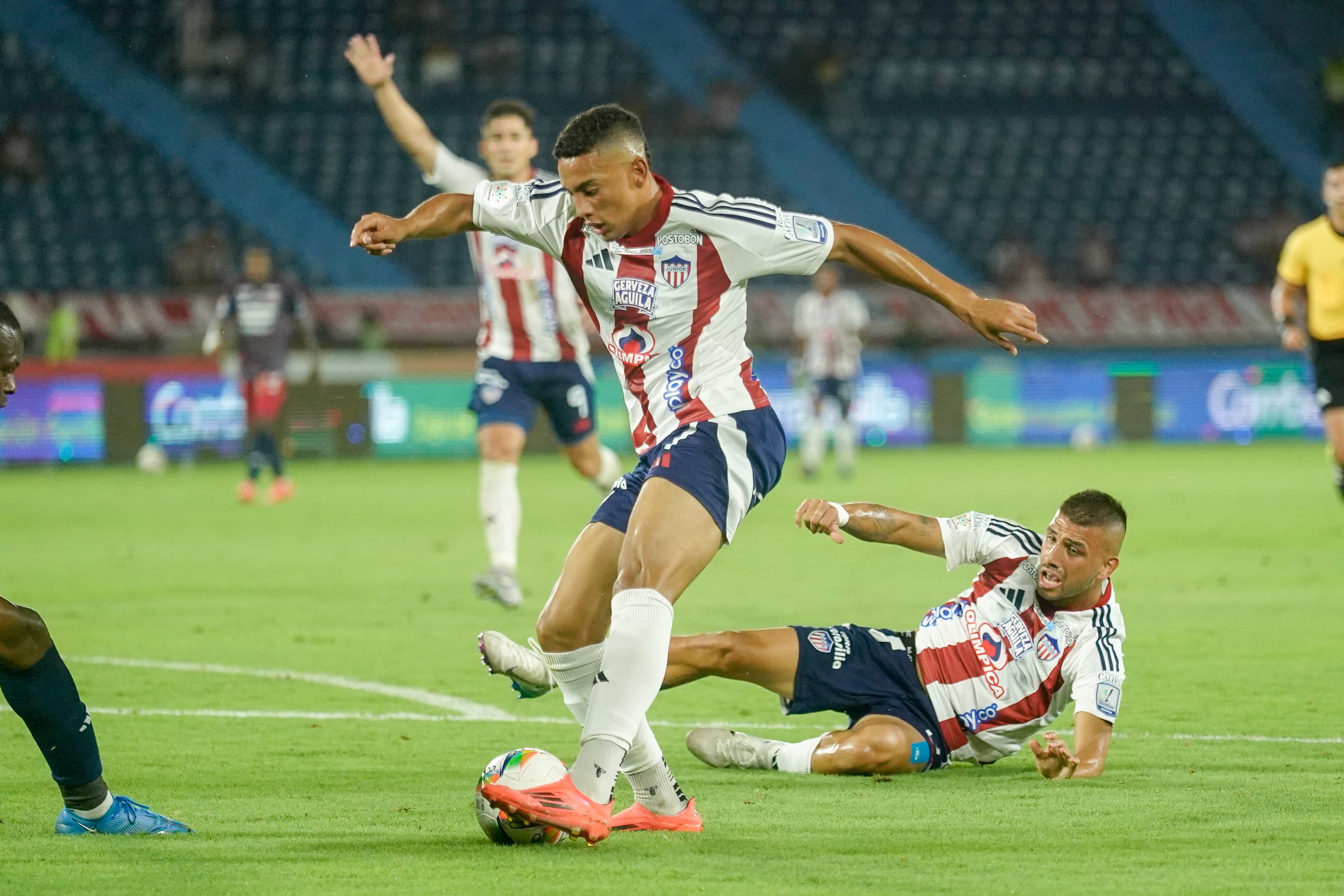 Jordan Barrera en una acción en el área.