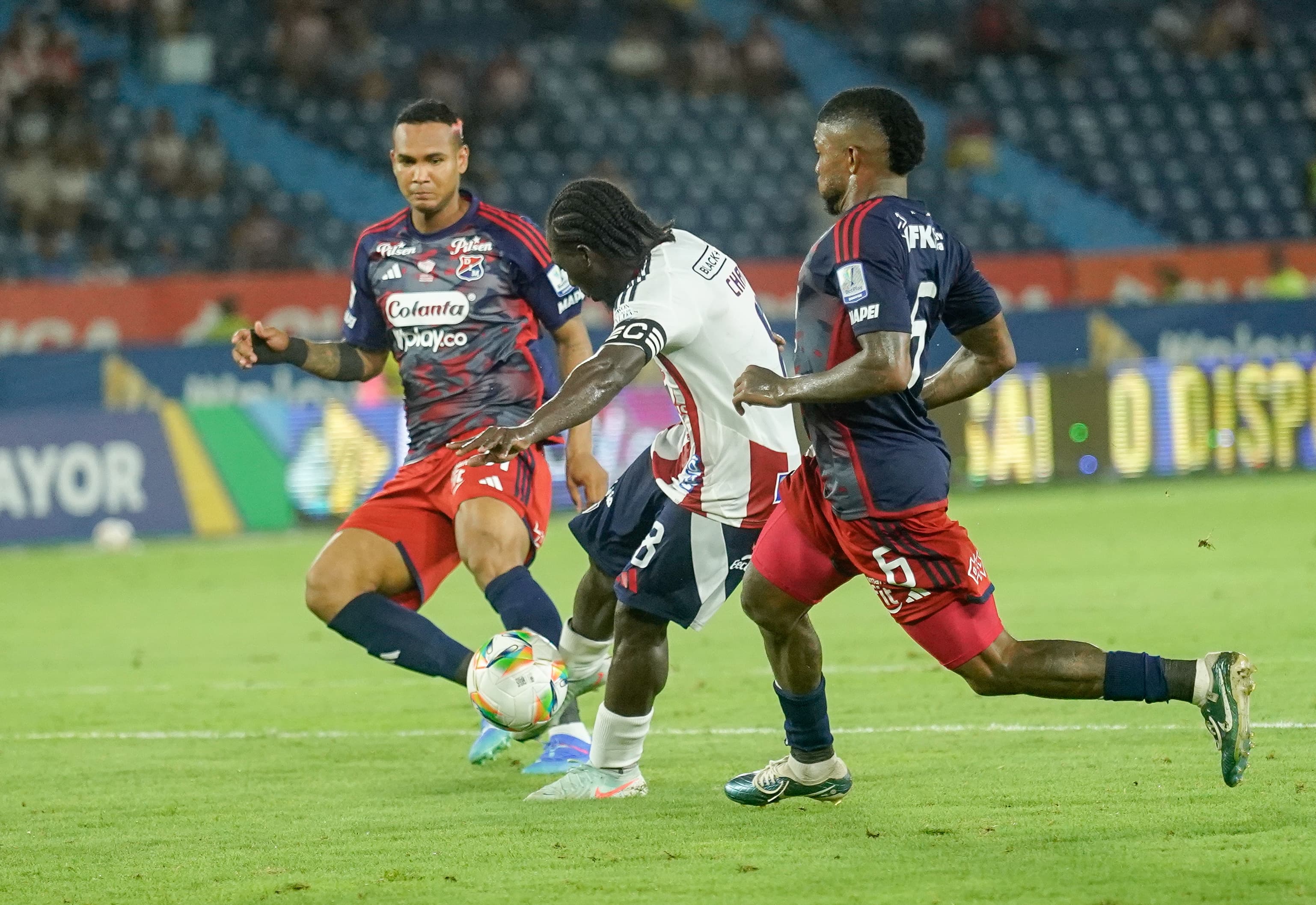 Yimmi Chará disparando a portería. 