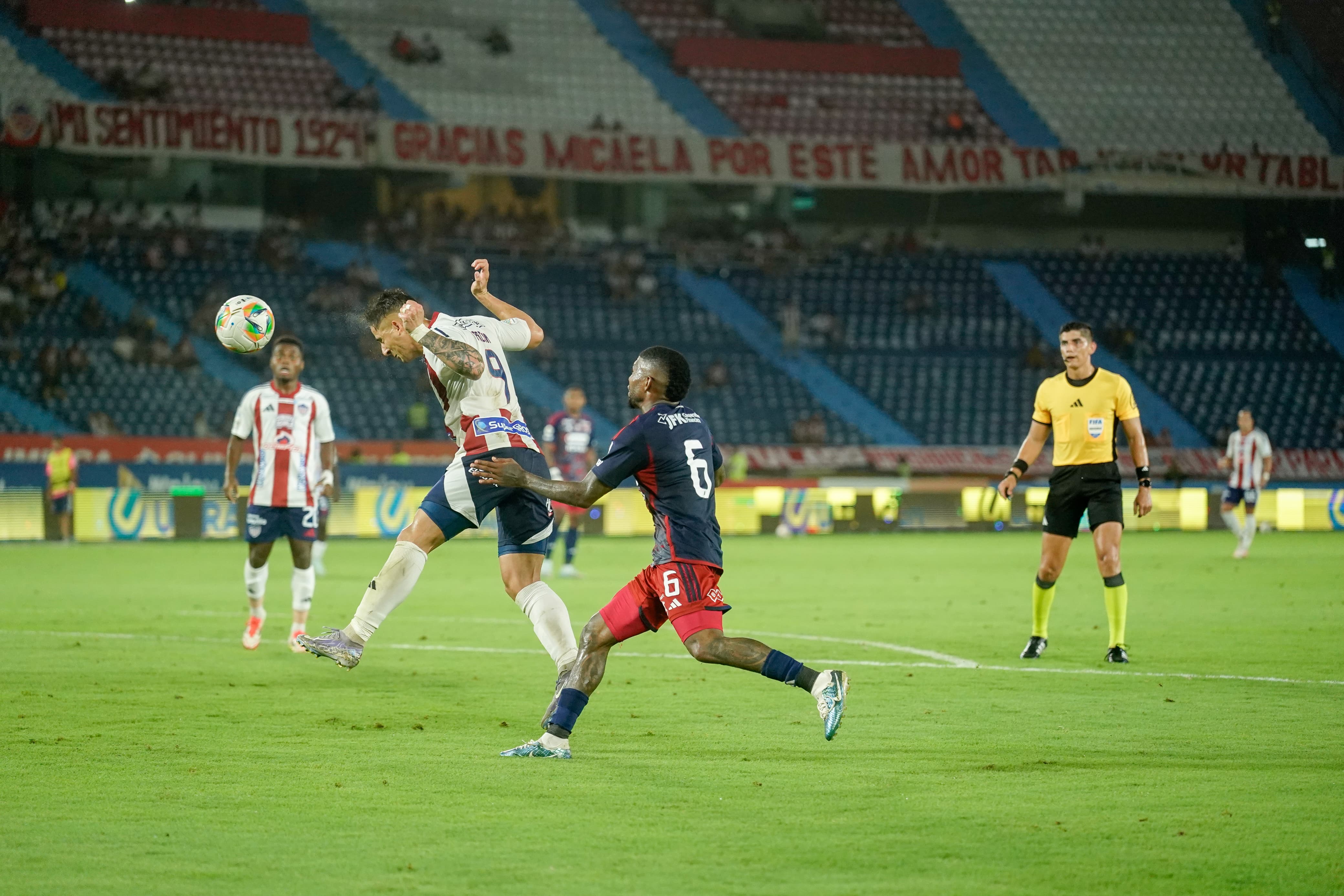 Cabezazo de Guillermo Paiva.