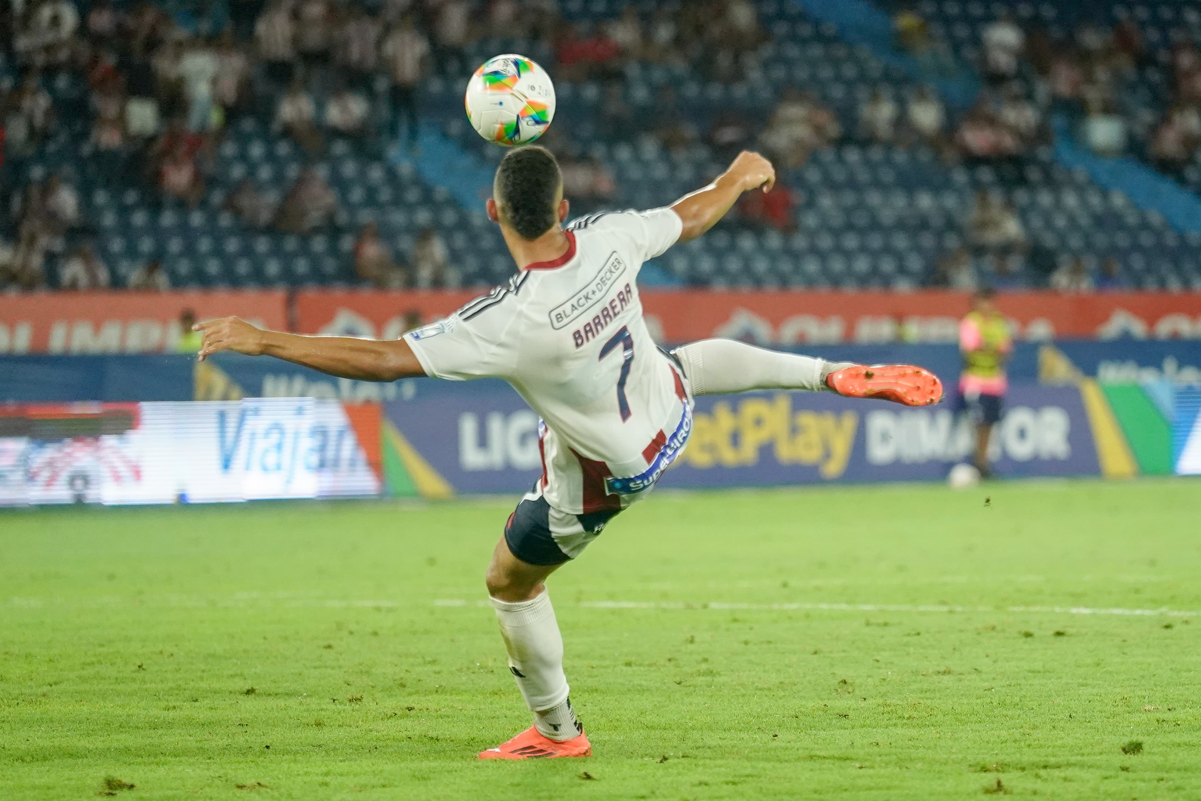 Jordan Barrera tuvo una oportunidad para igualar, pero la pelota se fue por encima.