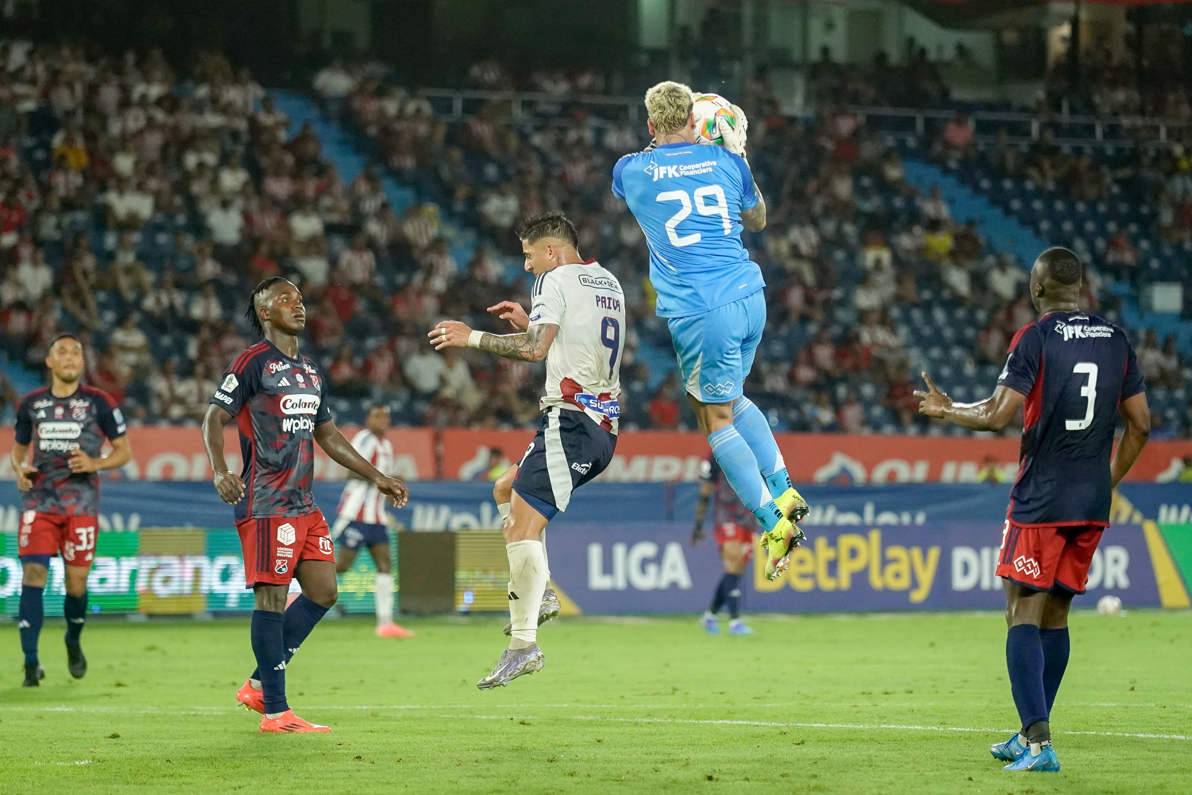 Aguerre controlando un centro.