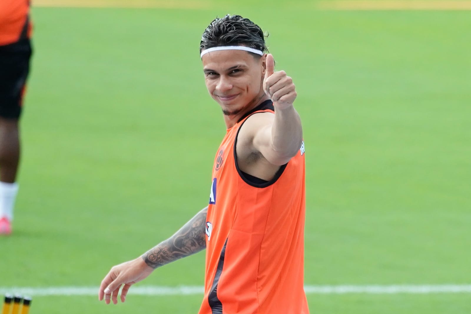 Richard Ríos saluda al público presente en el Metropolitano.