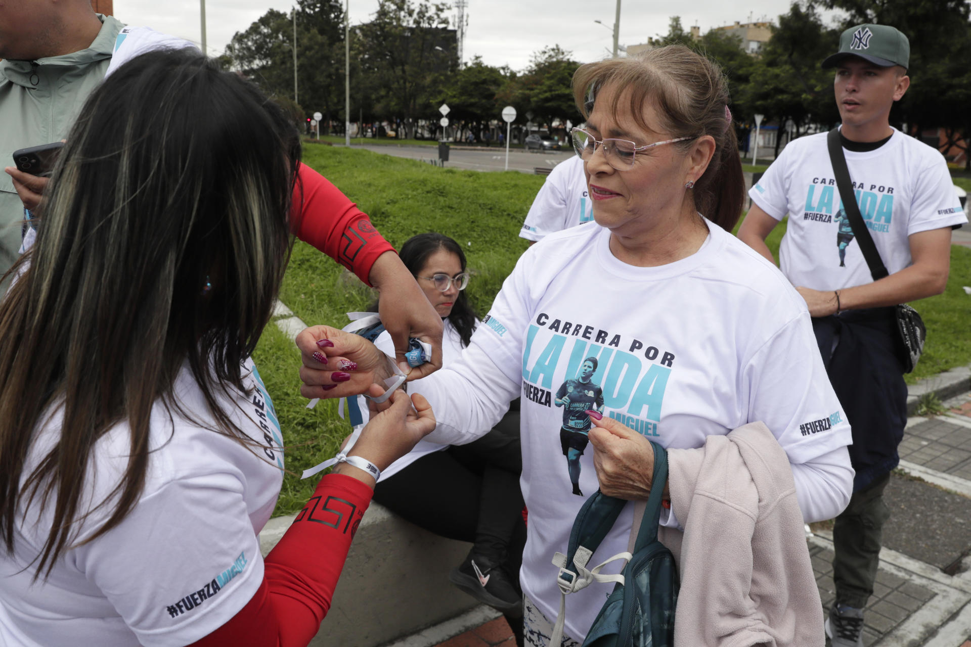 Vestidos de blanco, los participantes recorrieron las calles