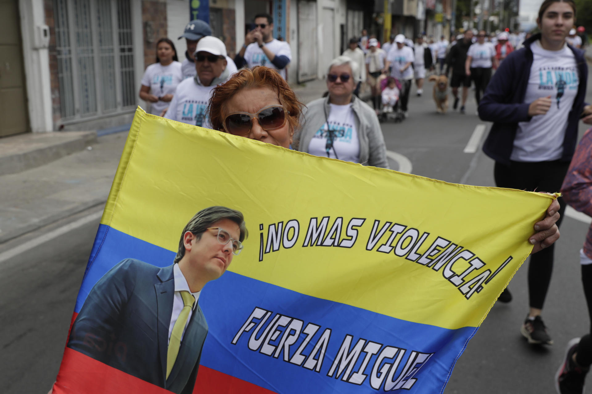 Banderas de Colombia como muestra de solidaridad al senador Miguel Uribe Turbay. 
