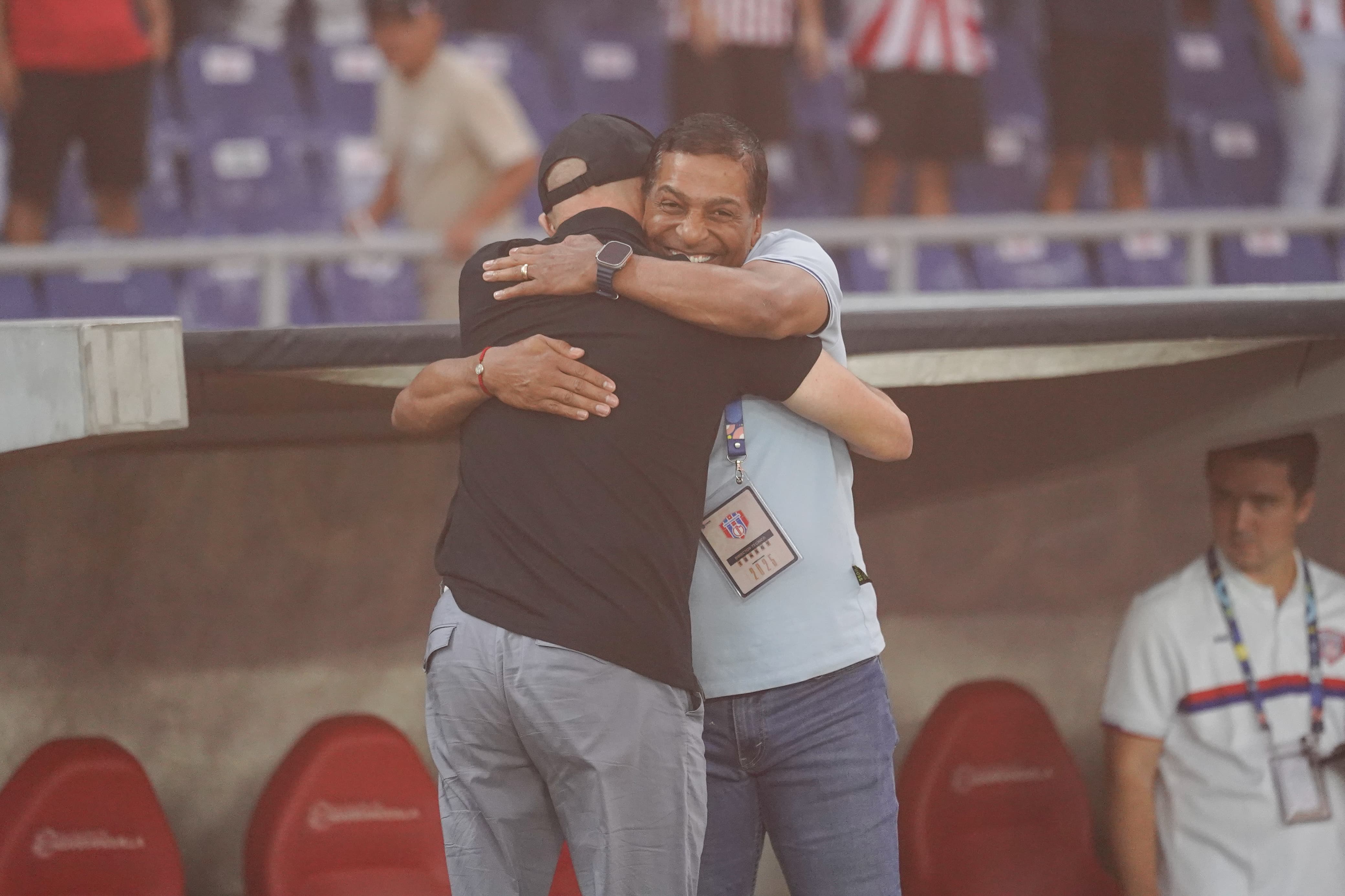 Abrazo entre Alexis García y Alfredo Arias.