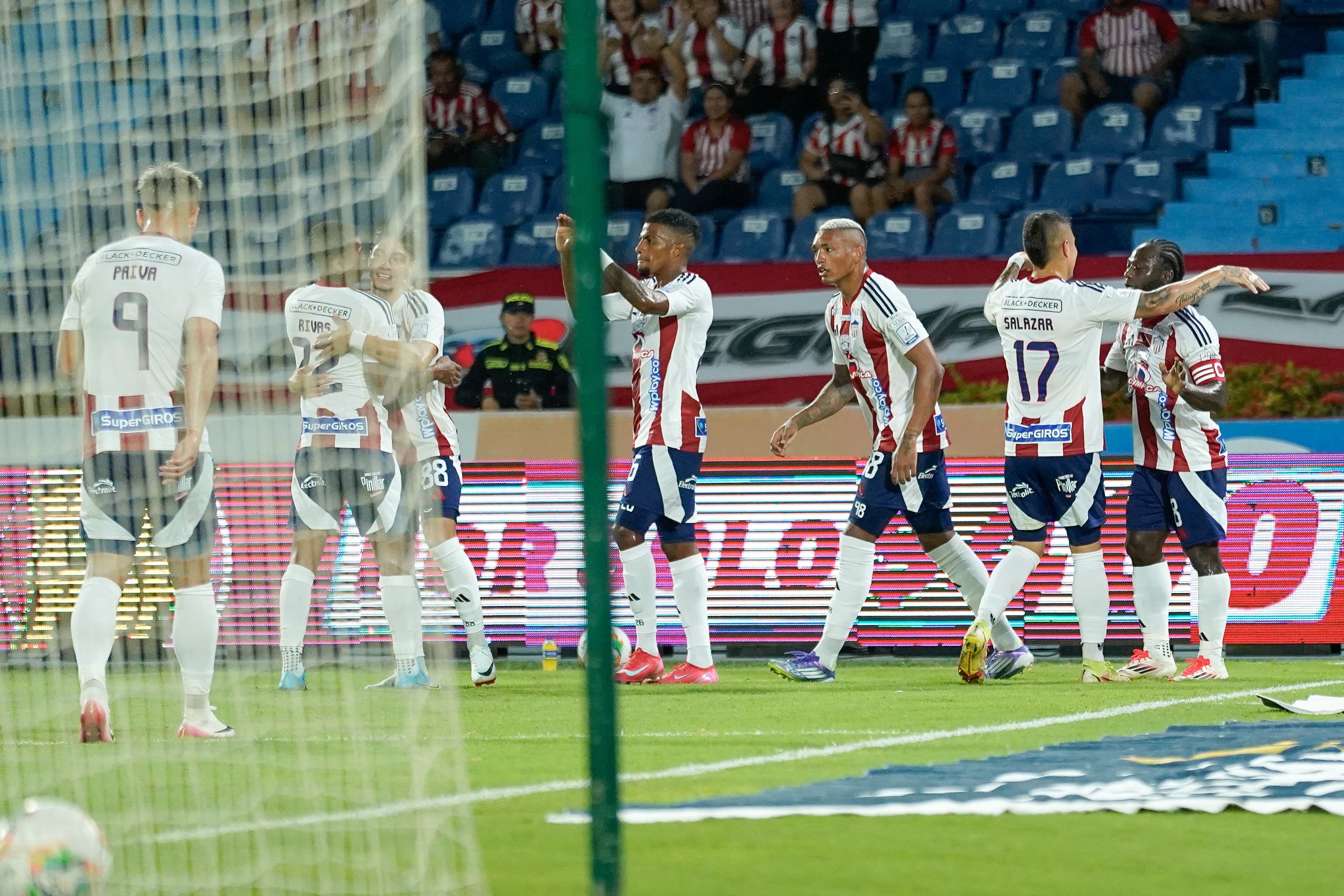 Celebración del gol de Yimmi Chará con sus compañeros.