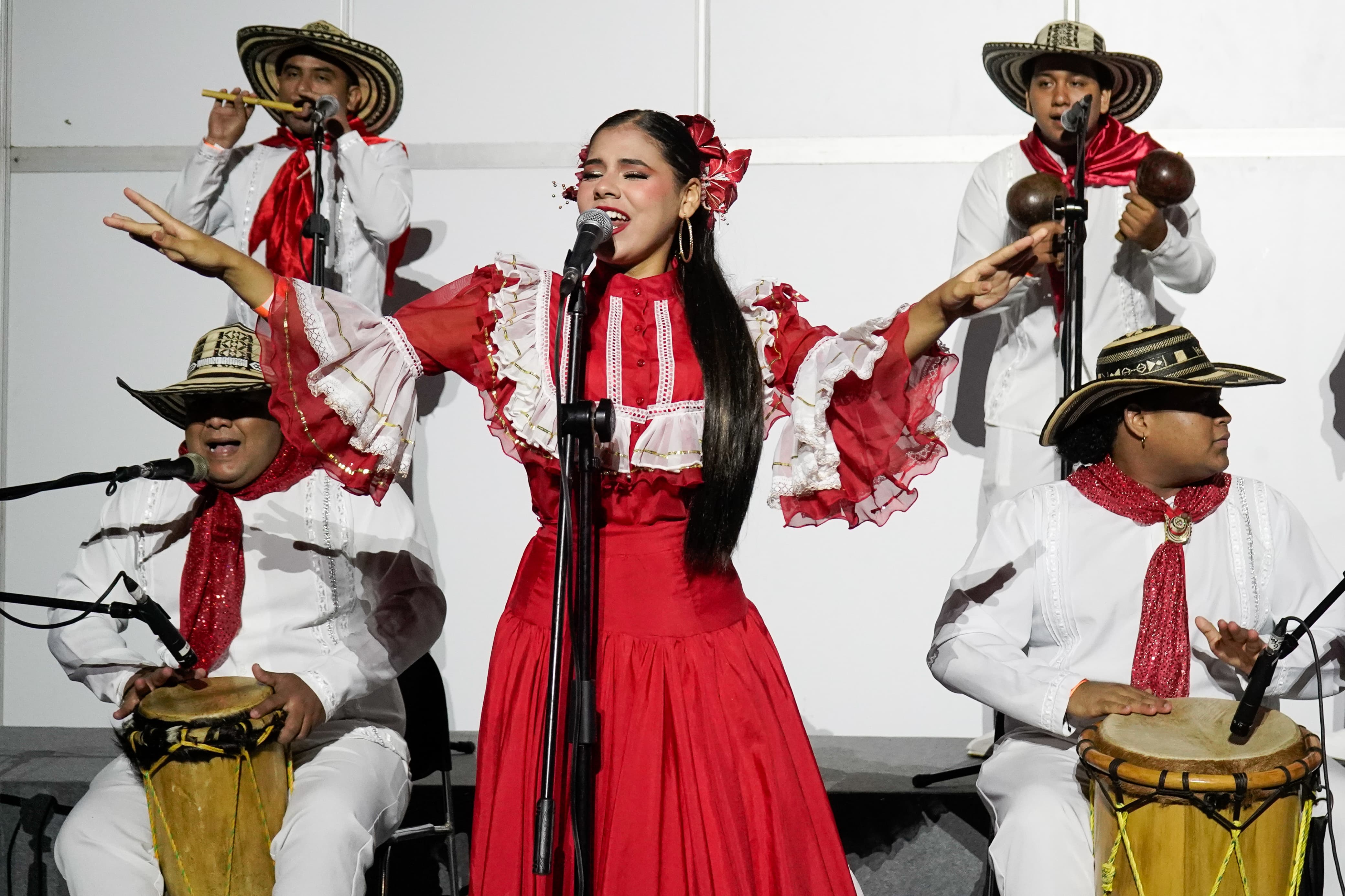 Grupo folclórico en la inauguración del Foro de la OCDE