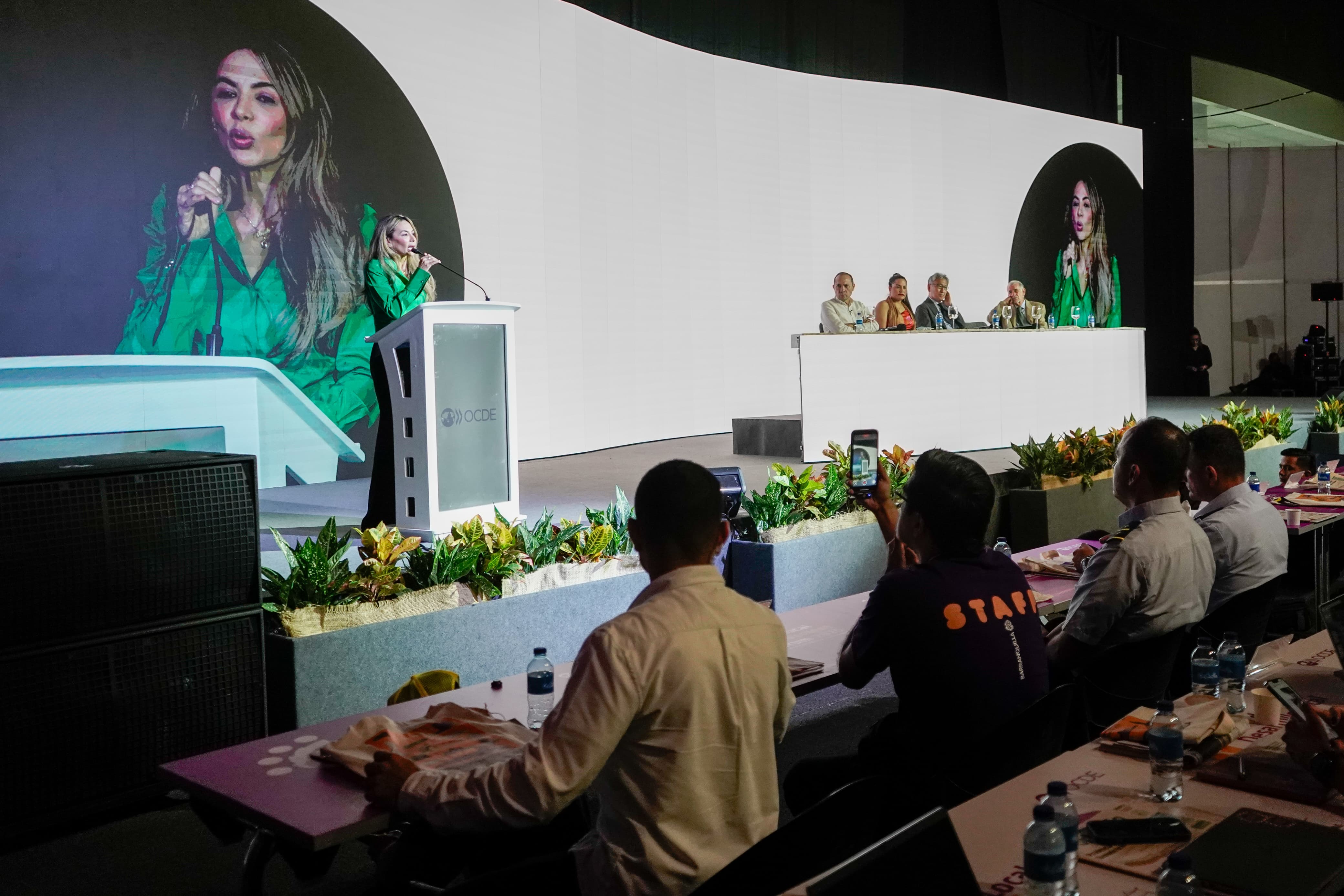 La gerente de ciudad Ana María Aljure en la instalación del Foro de la OCDE