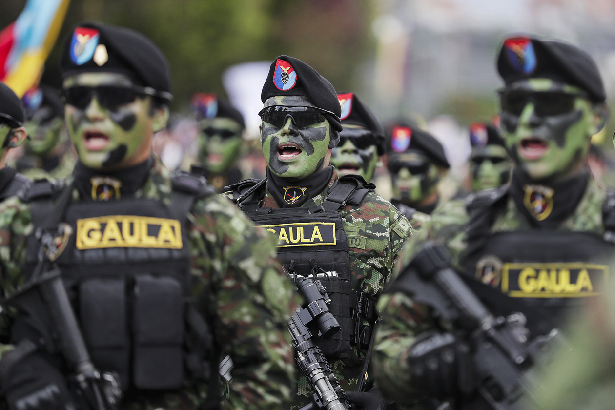 Integrantes de las Fuerzas Armadas participan en el desfile de Independencia de Colombia.