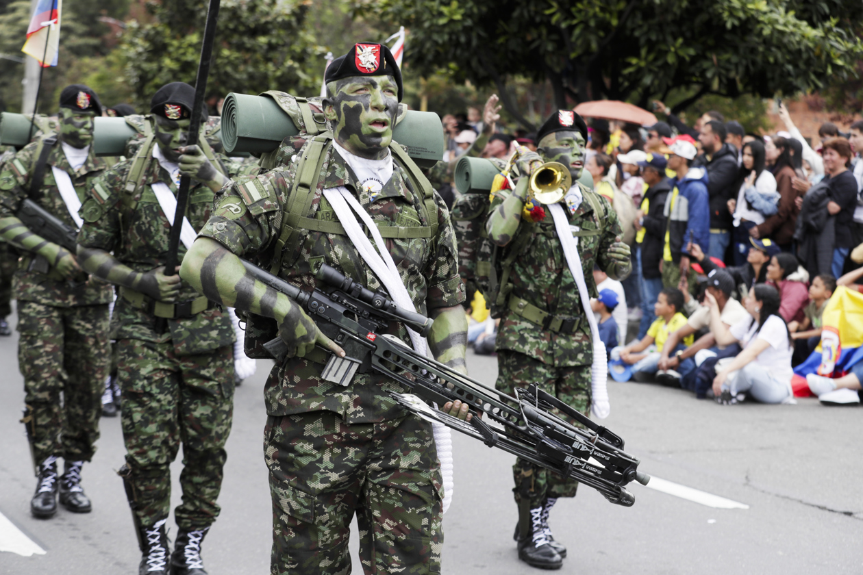 Integrantes de las Fuerzas Armadas participan en el desfile de Independencia de Colombia.
