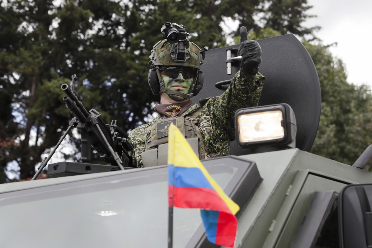 Integrantes de las Fuerzas Armadas participan en el desfile de Independencia de Colombia.