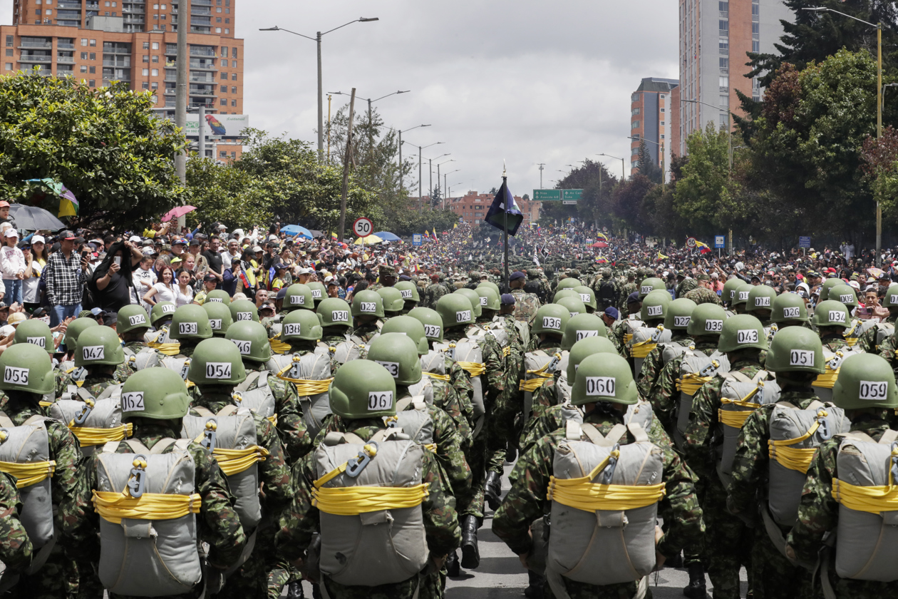 Integrantes de las Fuerzas Armadas participan en el desfile.
