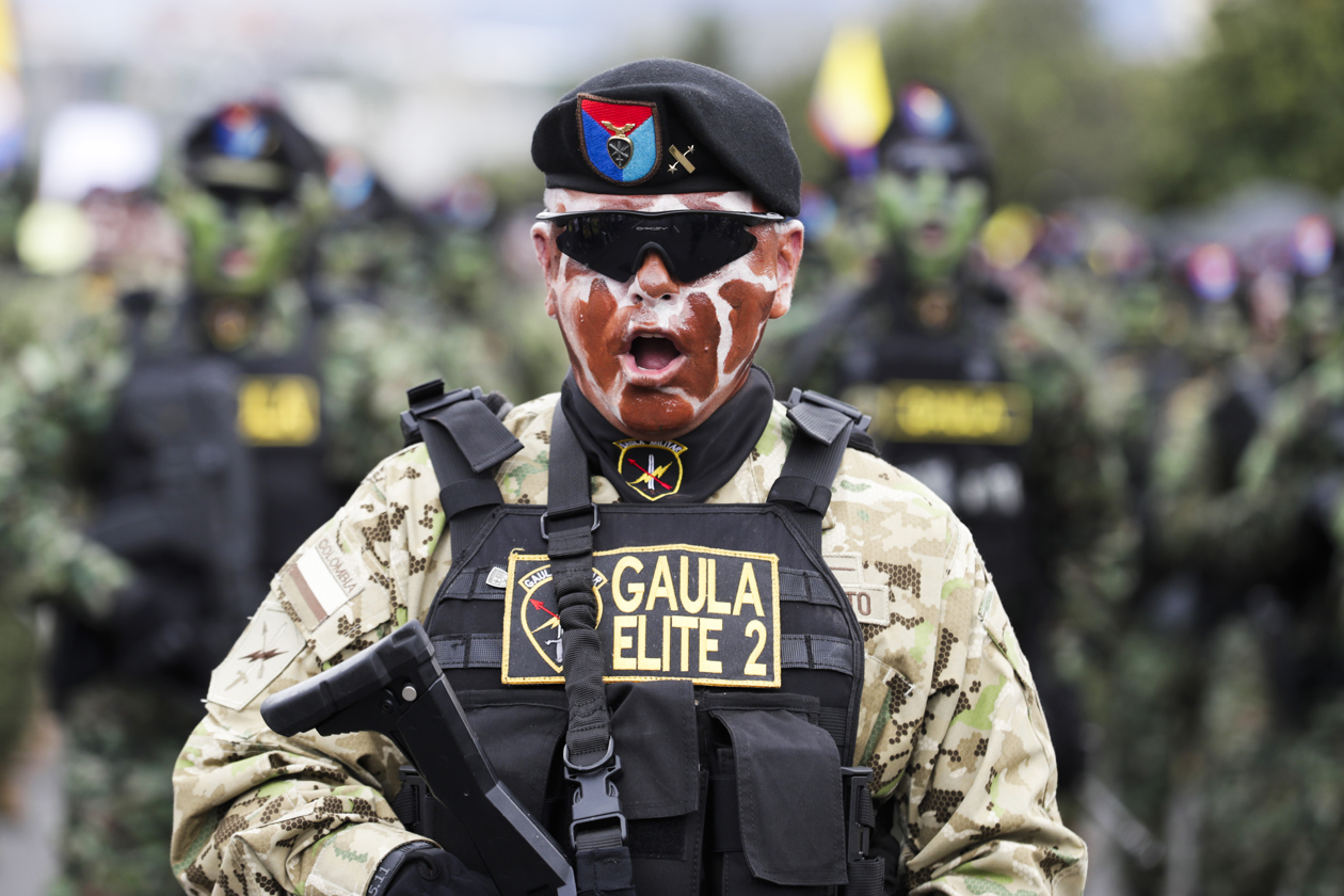 Integrantes de las Fuerzas Armadas participan en el desfile de Independencia de Colombia.