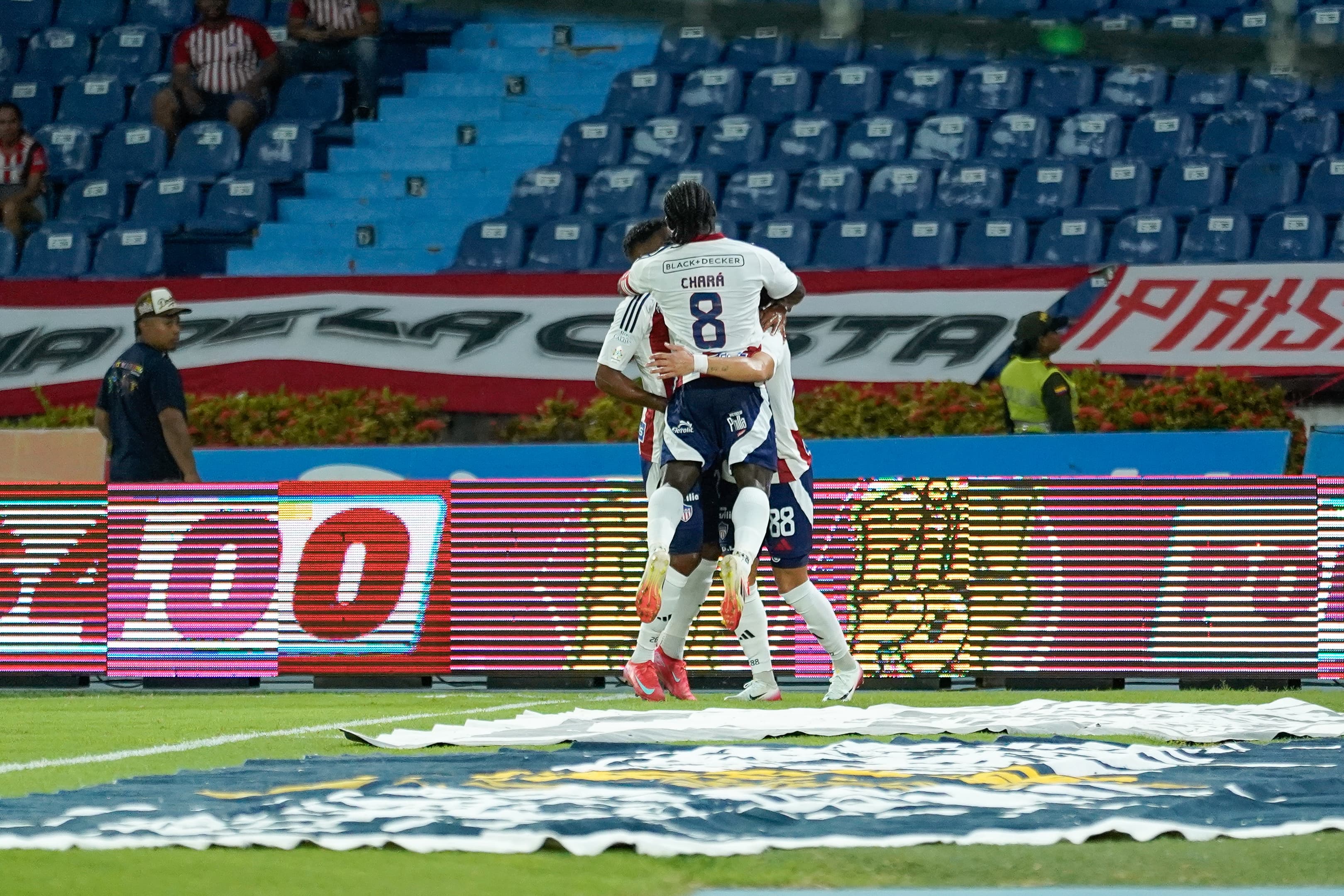 Yimmi Chará festejando el segundo gol del partido.