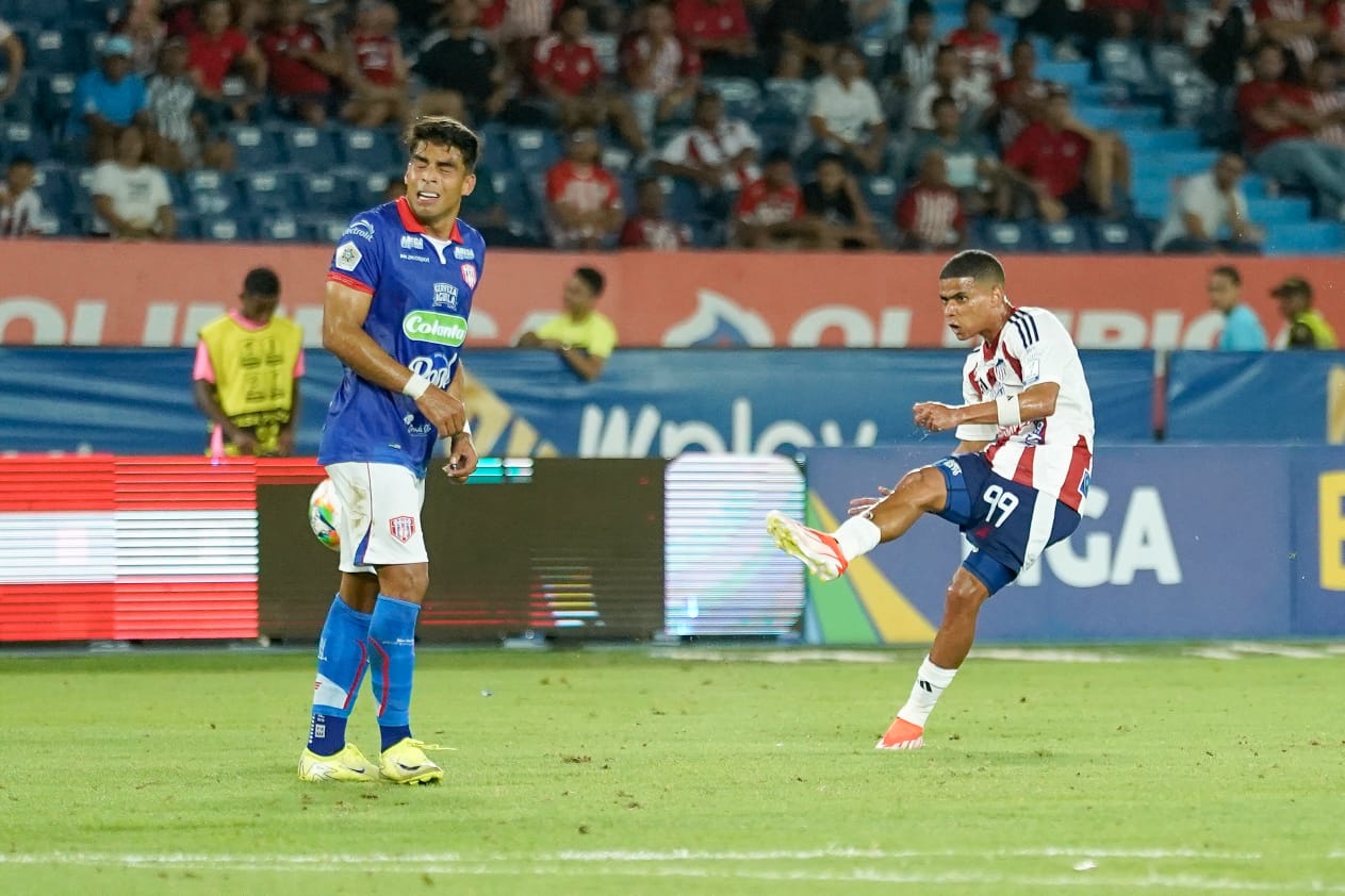 Tiro de José Enamorado para el cuarto gol de Junior.