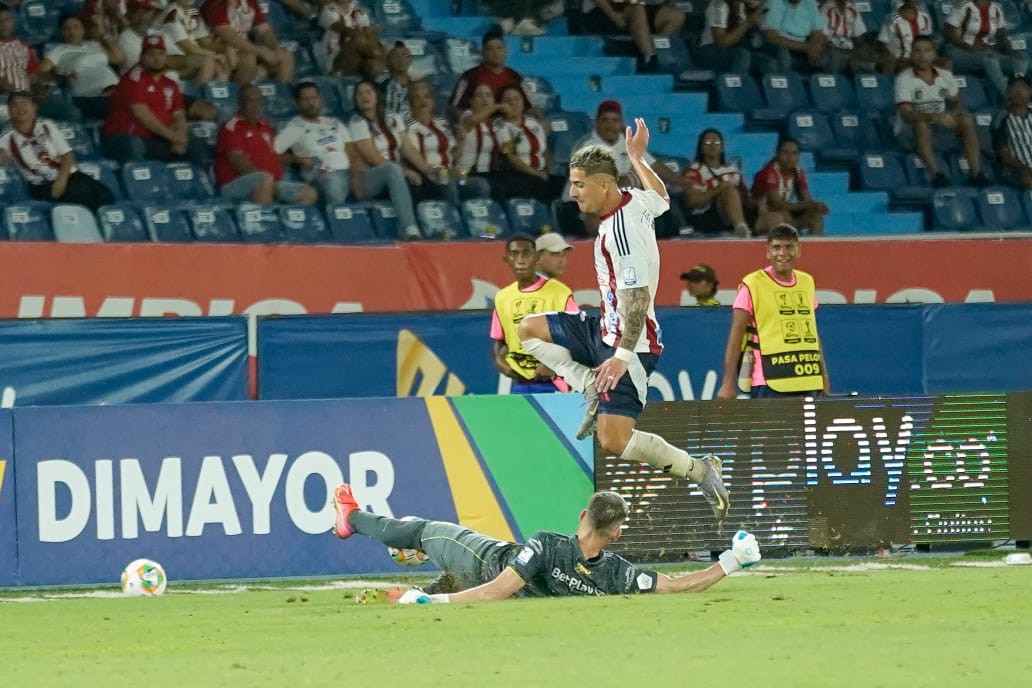 Guillermo Paiva disputando la esférica contra el arquero rival.