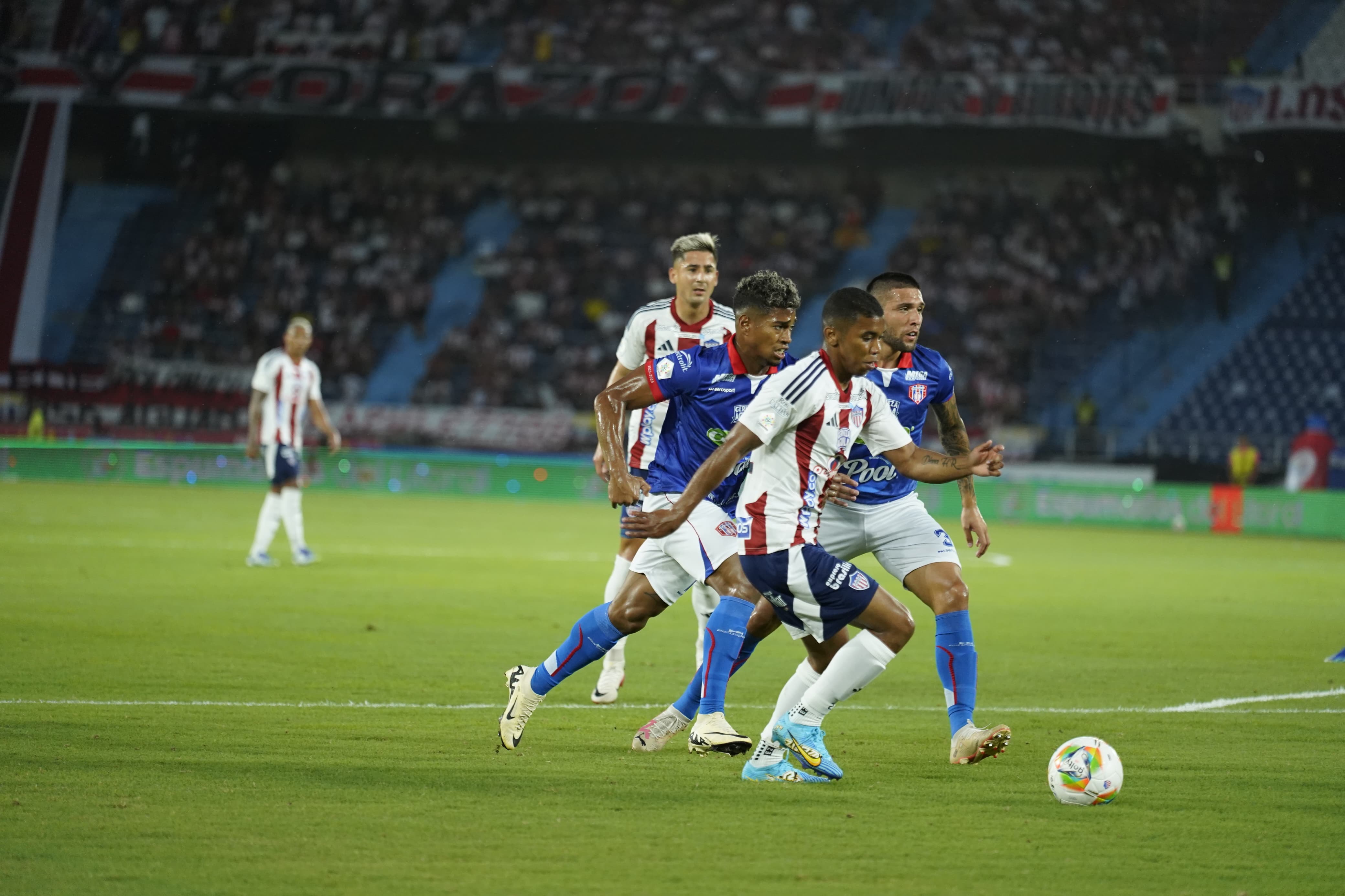 Jesús Rivas entrando al área.