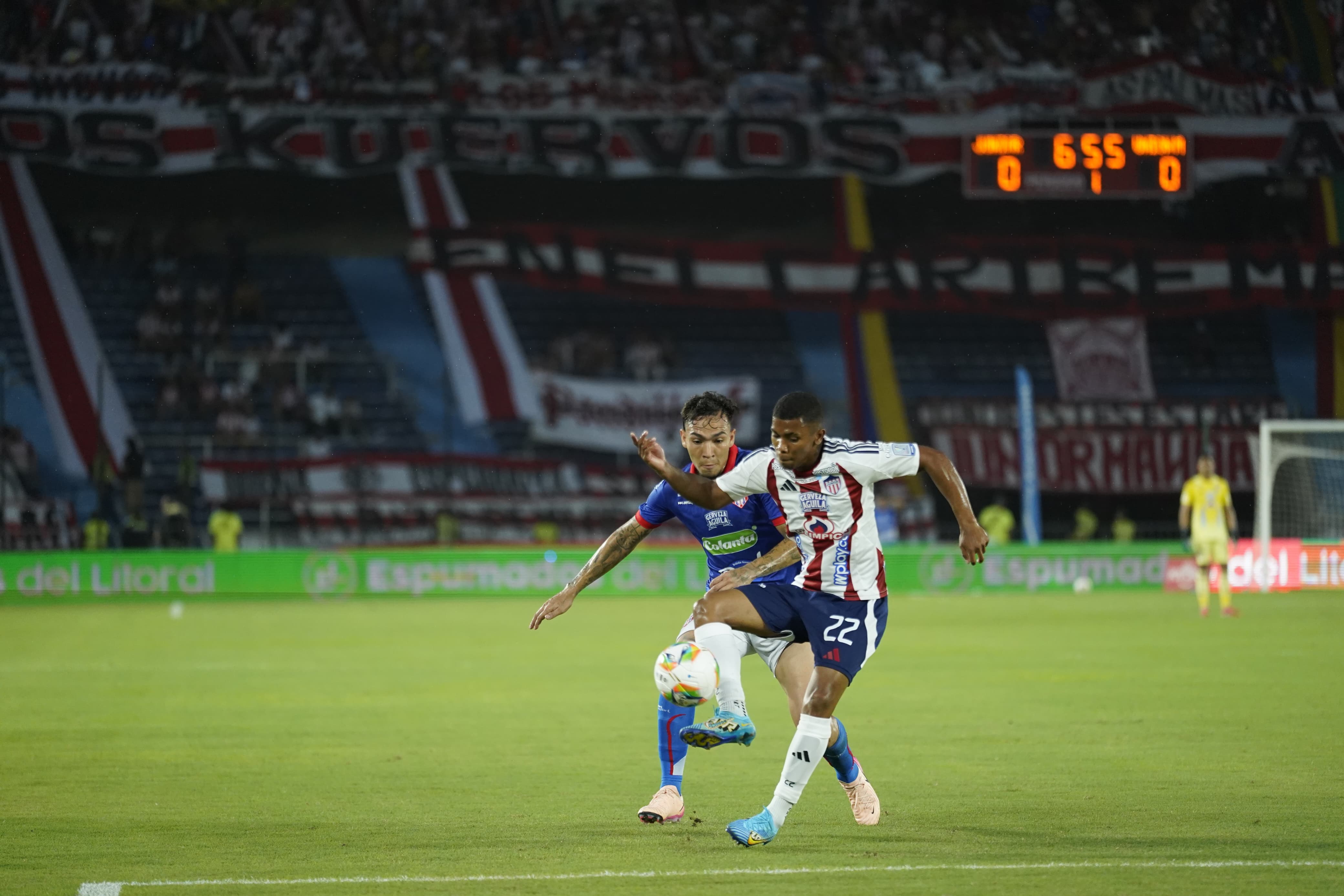 Jesús Rivas controlando la esférica.