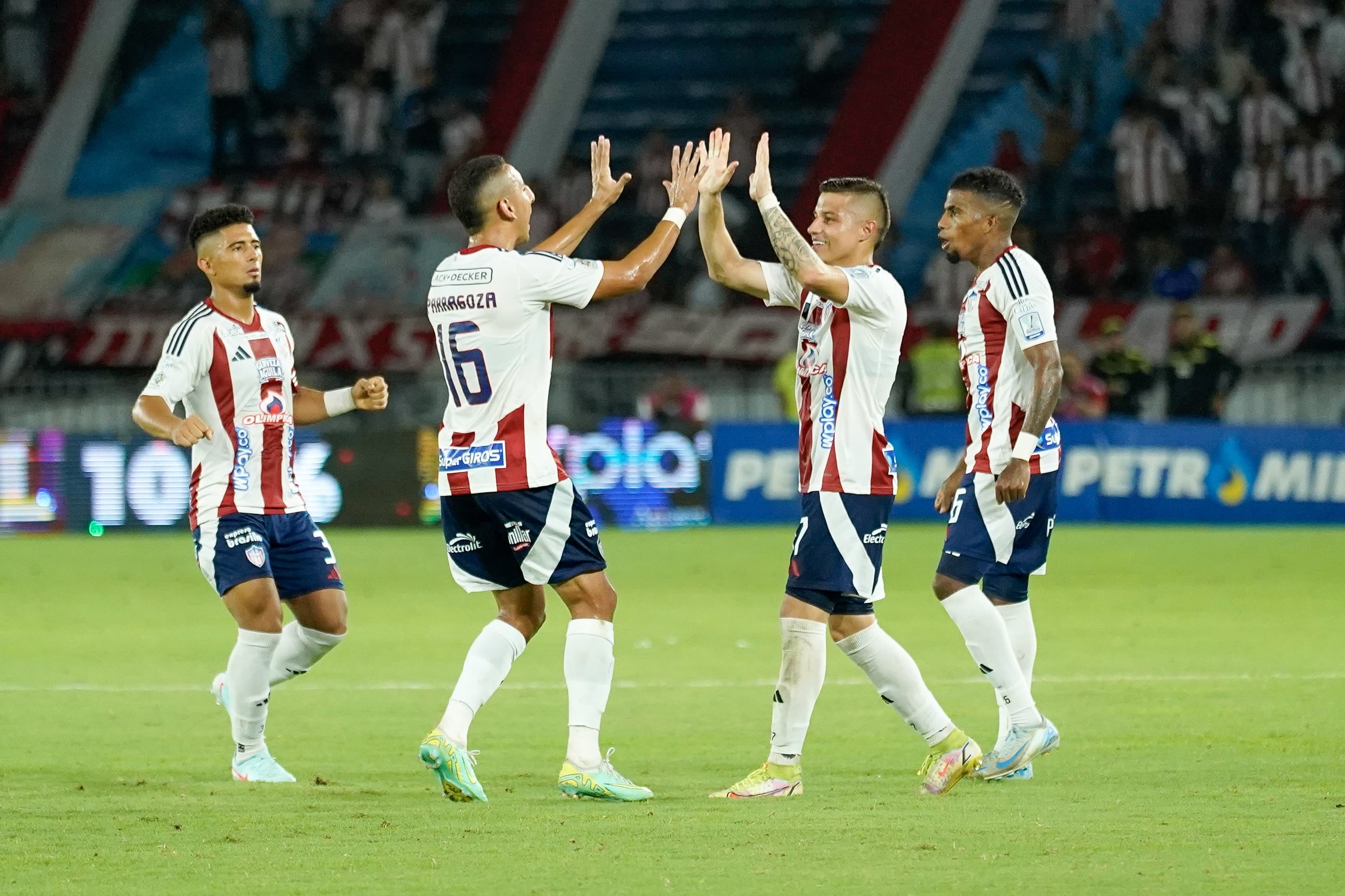 Festejo de Junior por el tercer gol.