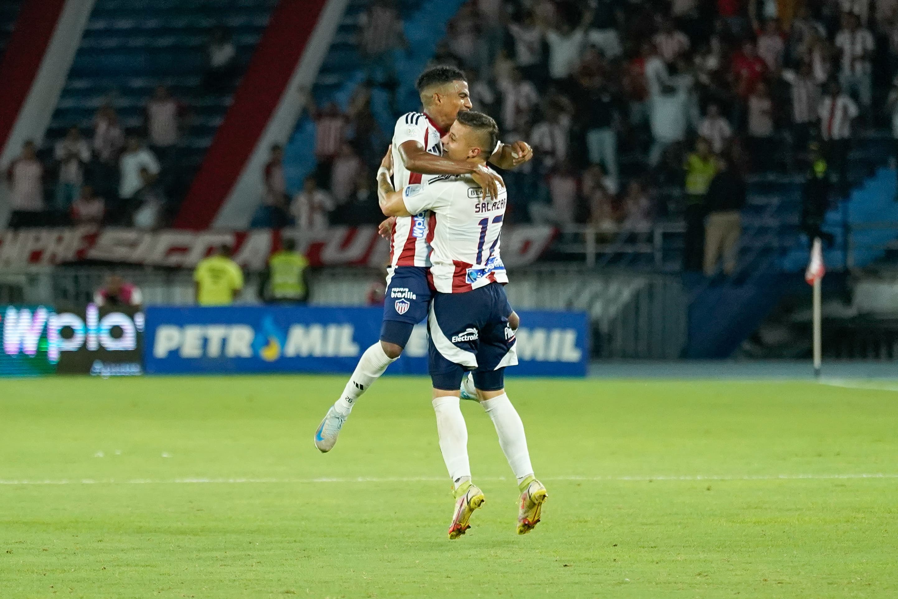 Festejo de Junior por el tercer gol.
