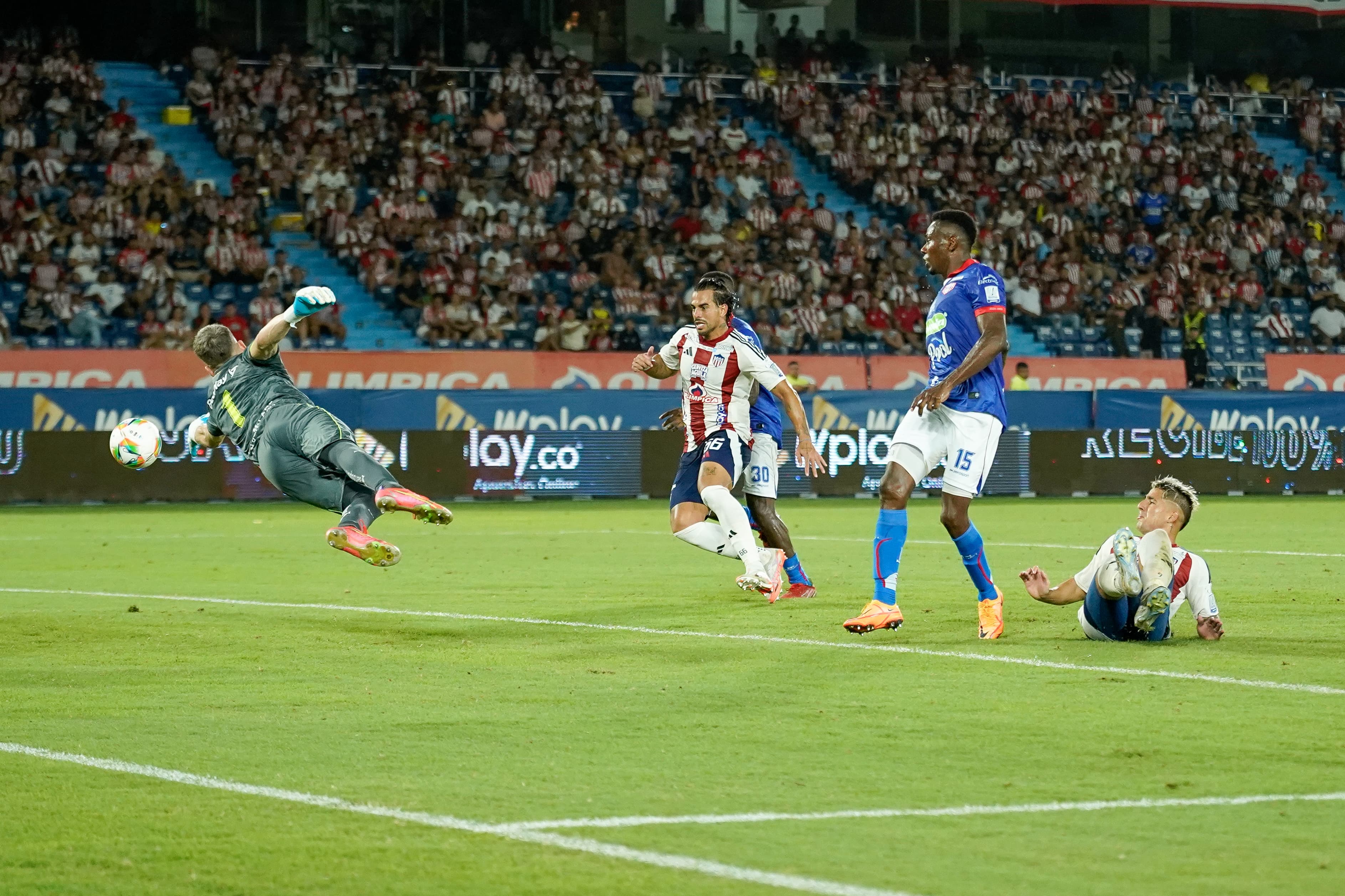 Pelota que entró para el tercer gol de Junior.