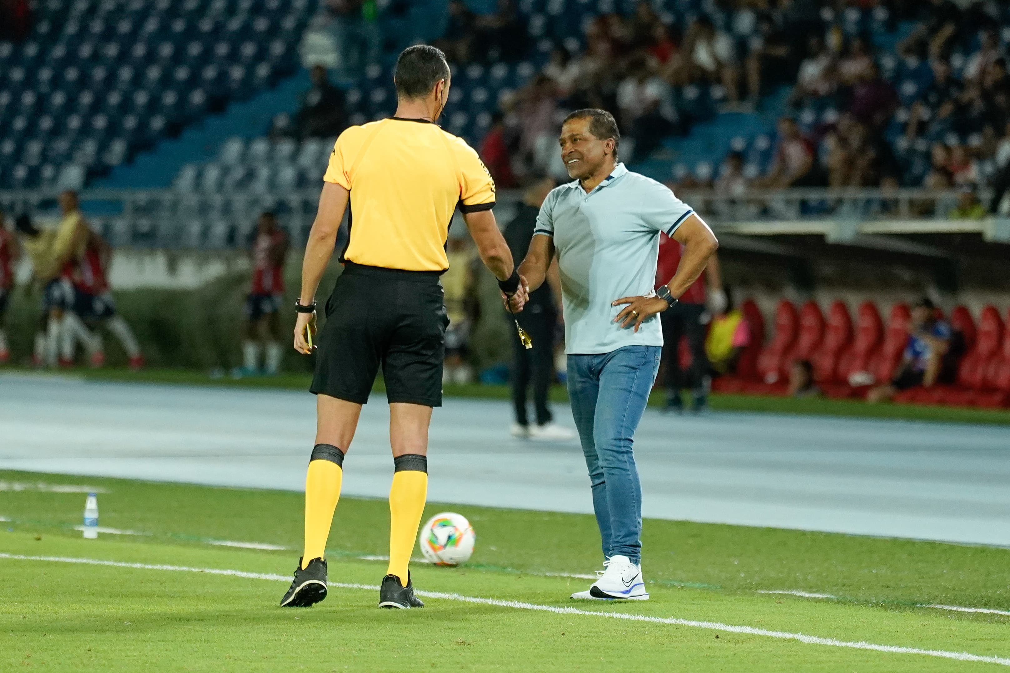 Alexis García, técnico de Unión Magdalena, con el árbitro Wilmar Roldán.