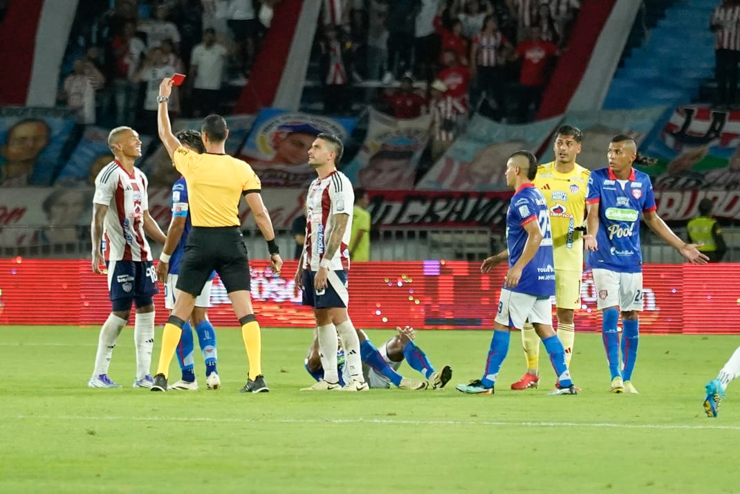 El árbitro Wilmar Roldán le mostró la roja a Jermein Peña.