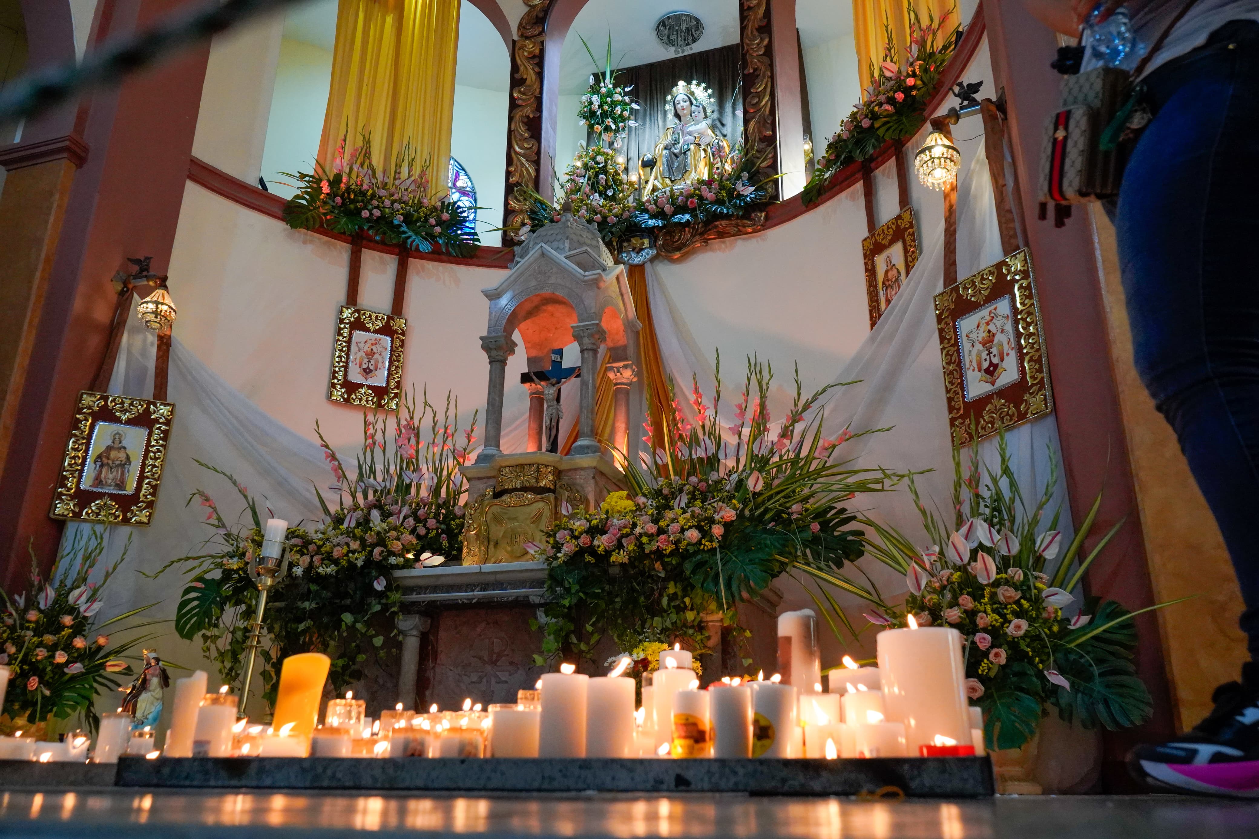 Altar en la iglesia Nuestra Señora del Carmen.
