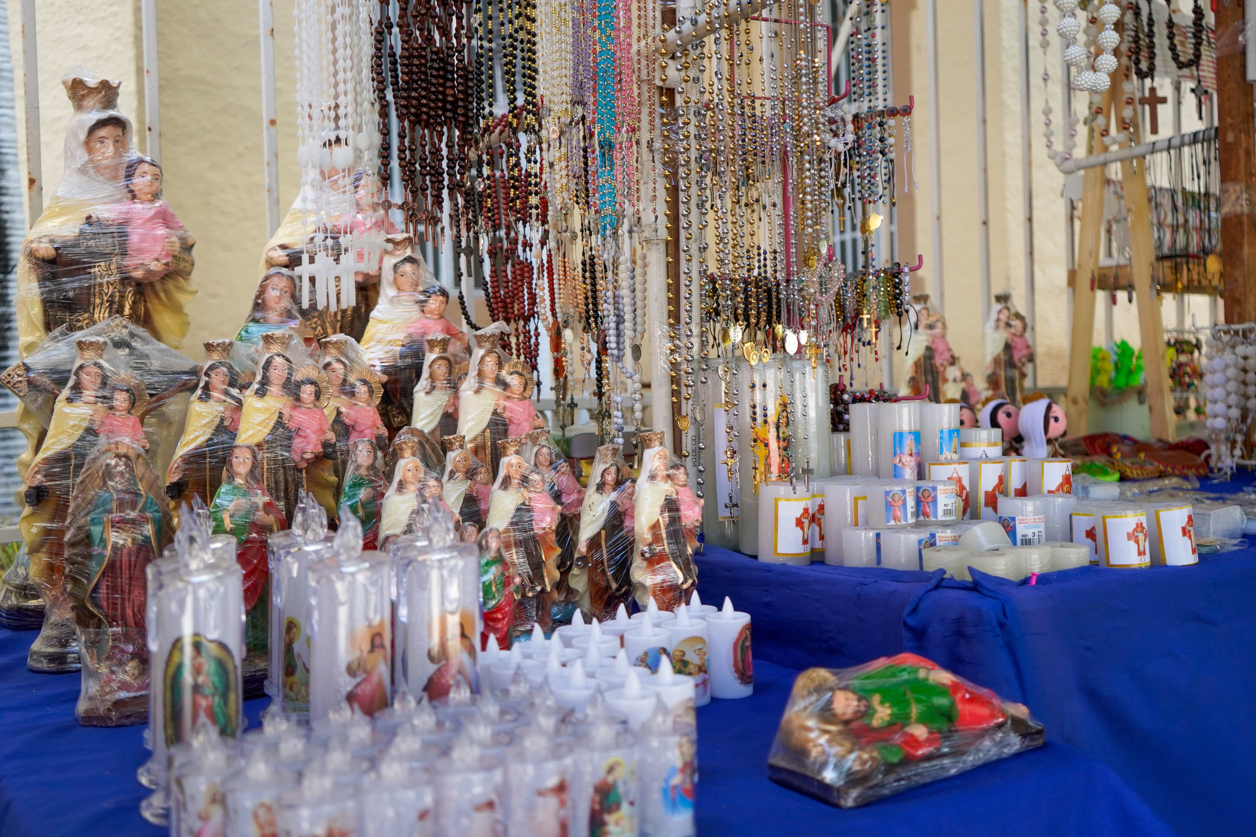 En las afueras de la iglesia se encuentran diferentes imágenes de la Virgen.