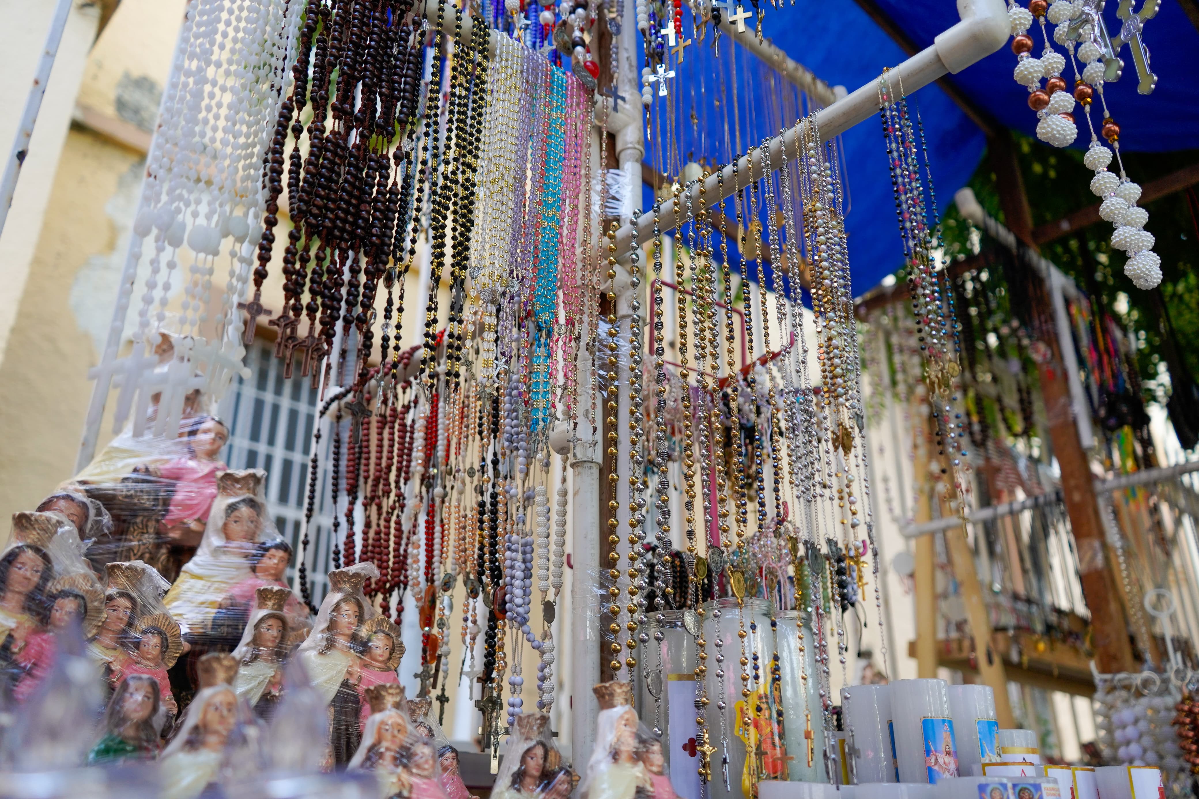 Año tras año vendedores ponen su puesto de escapularios, denarios, estampillas y rosarios.