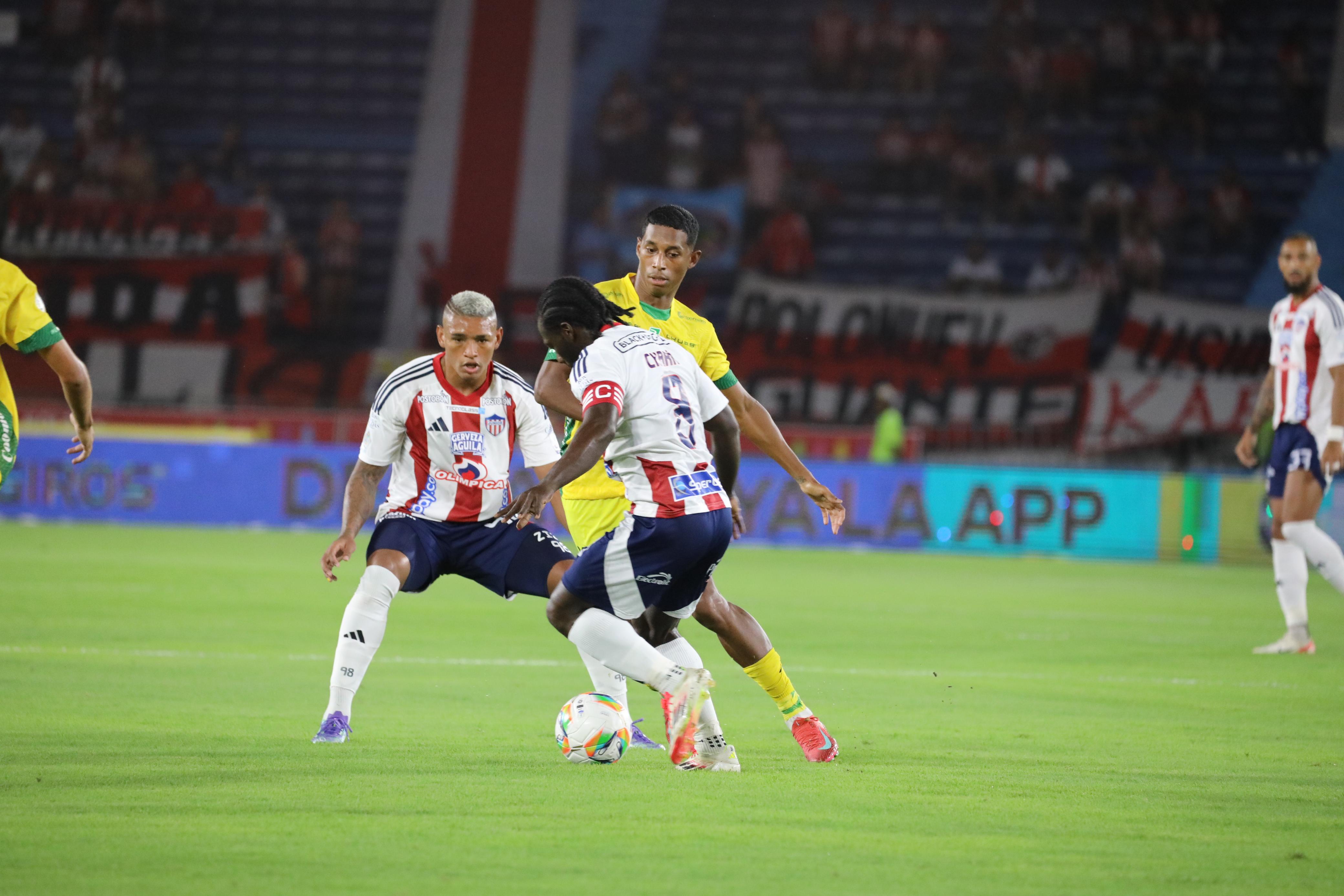 Yimmi Chará controlando la esférica.