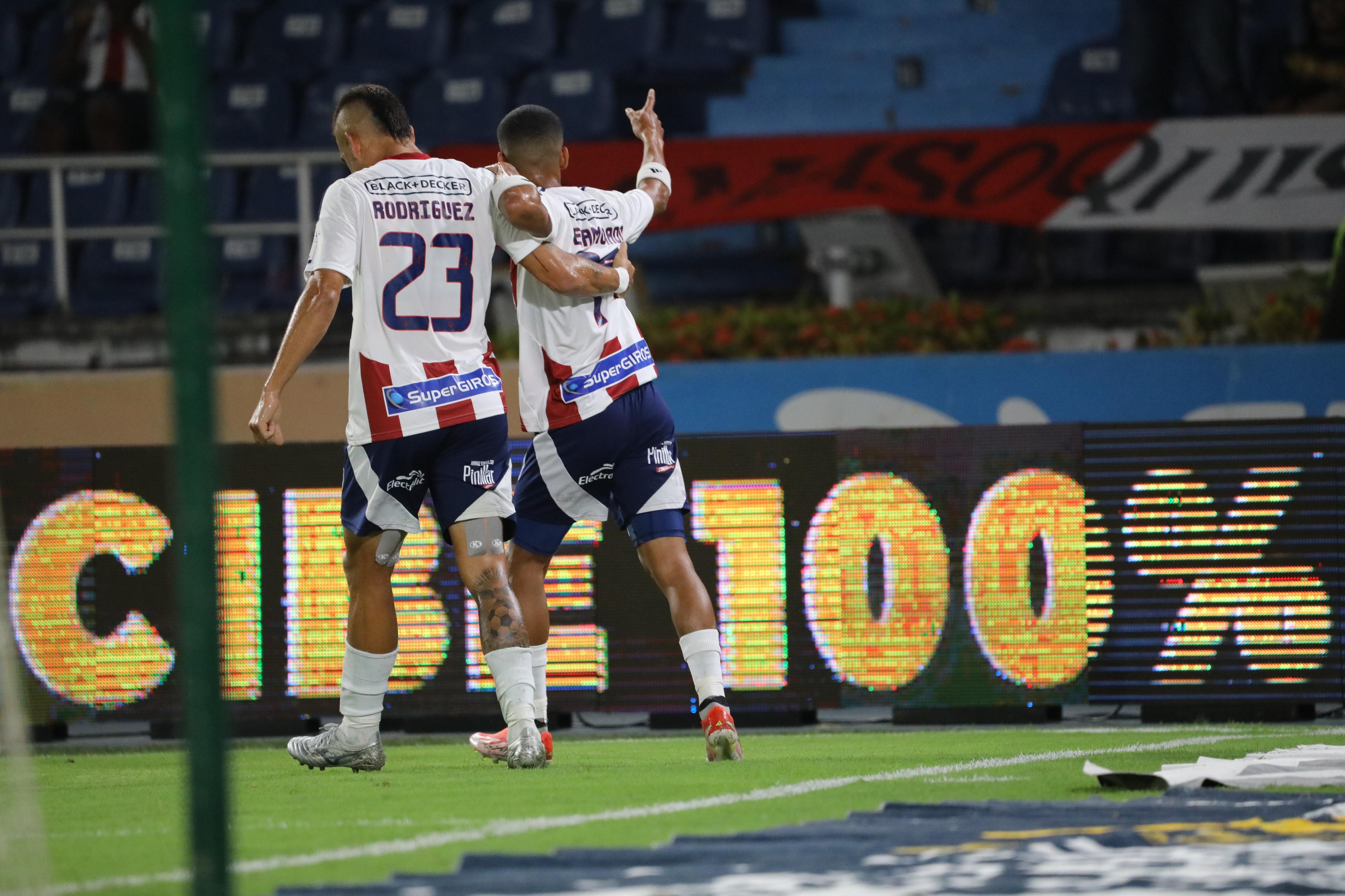 Enamorado celebrando su anotación con el 'Titi' Rodríguez.