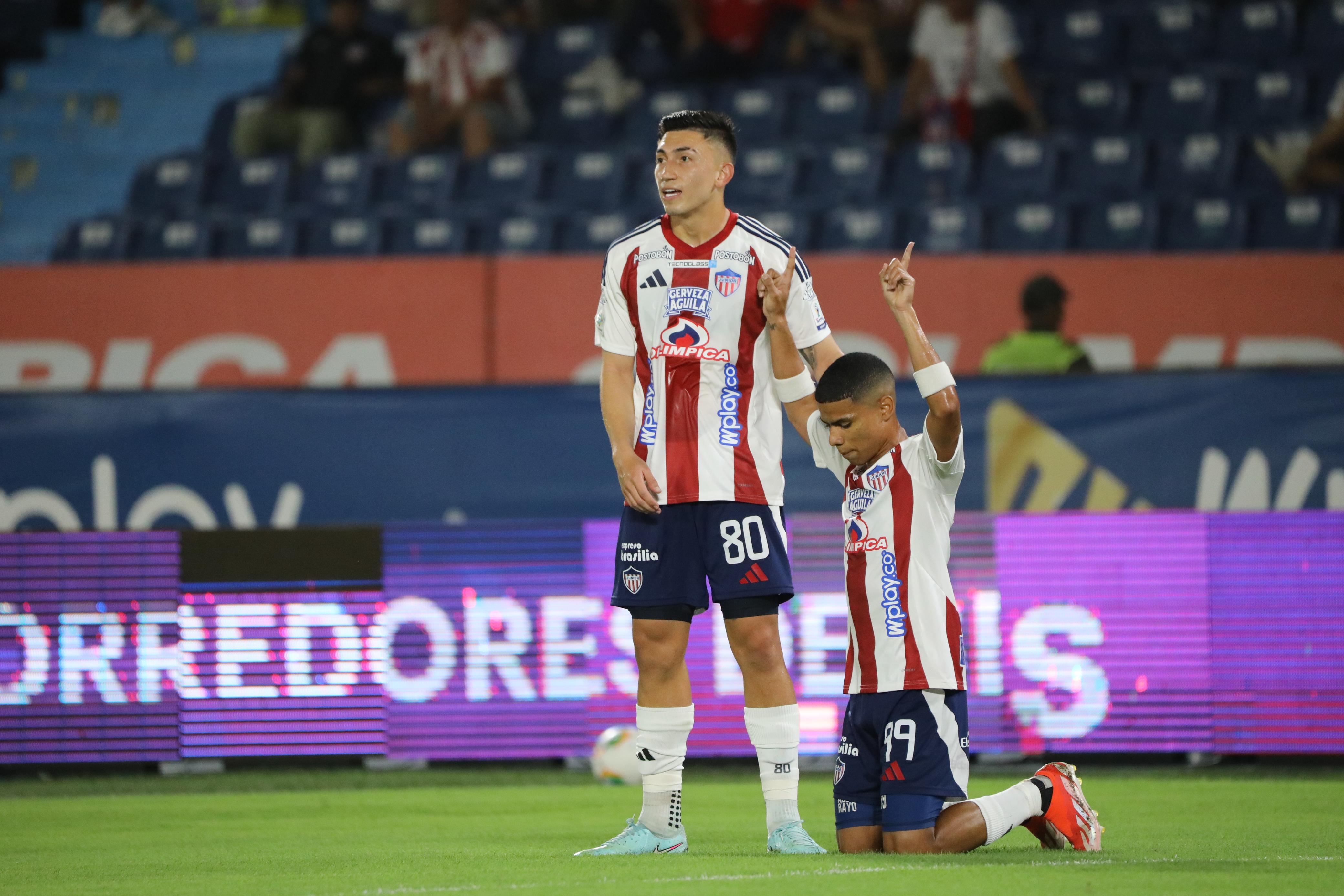 Enamorado y a un lado Fabián Ángel.