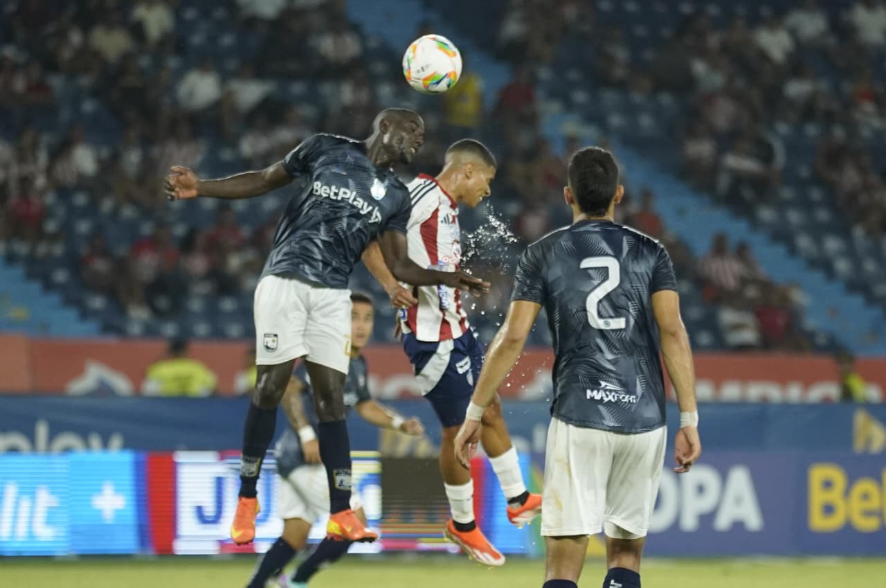 Acción aérea entre Enamorado y un rival.