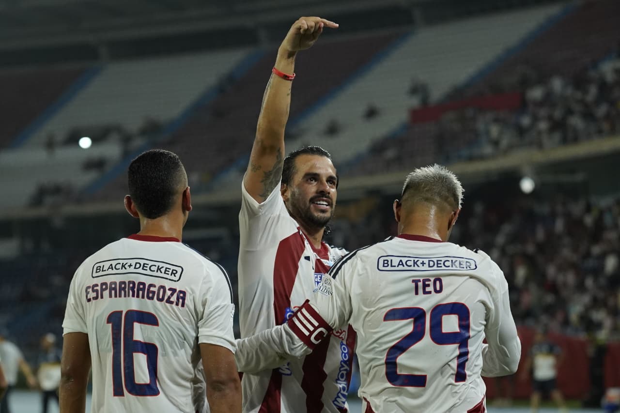 Báez celebrando el gol con Teófilo.