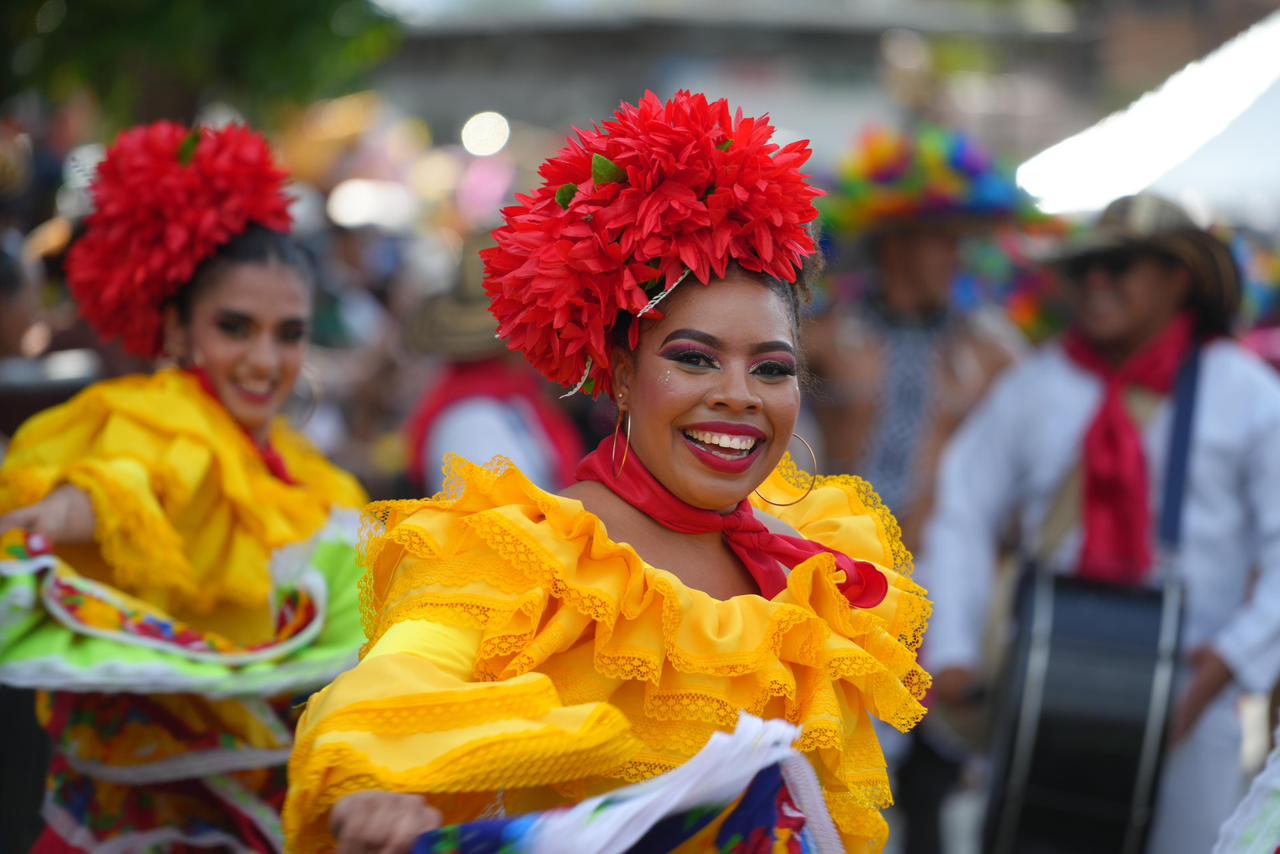 Colorido fue el desfile de este sábado. 
