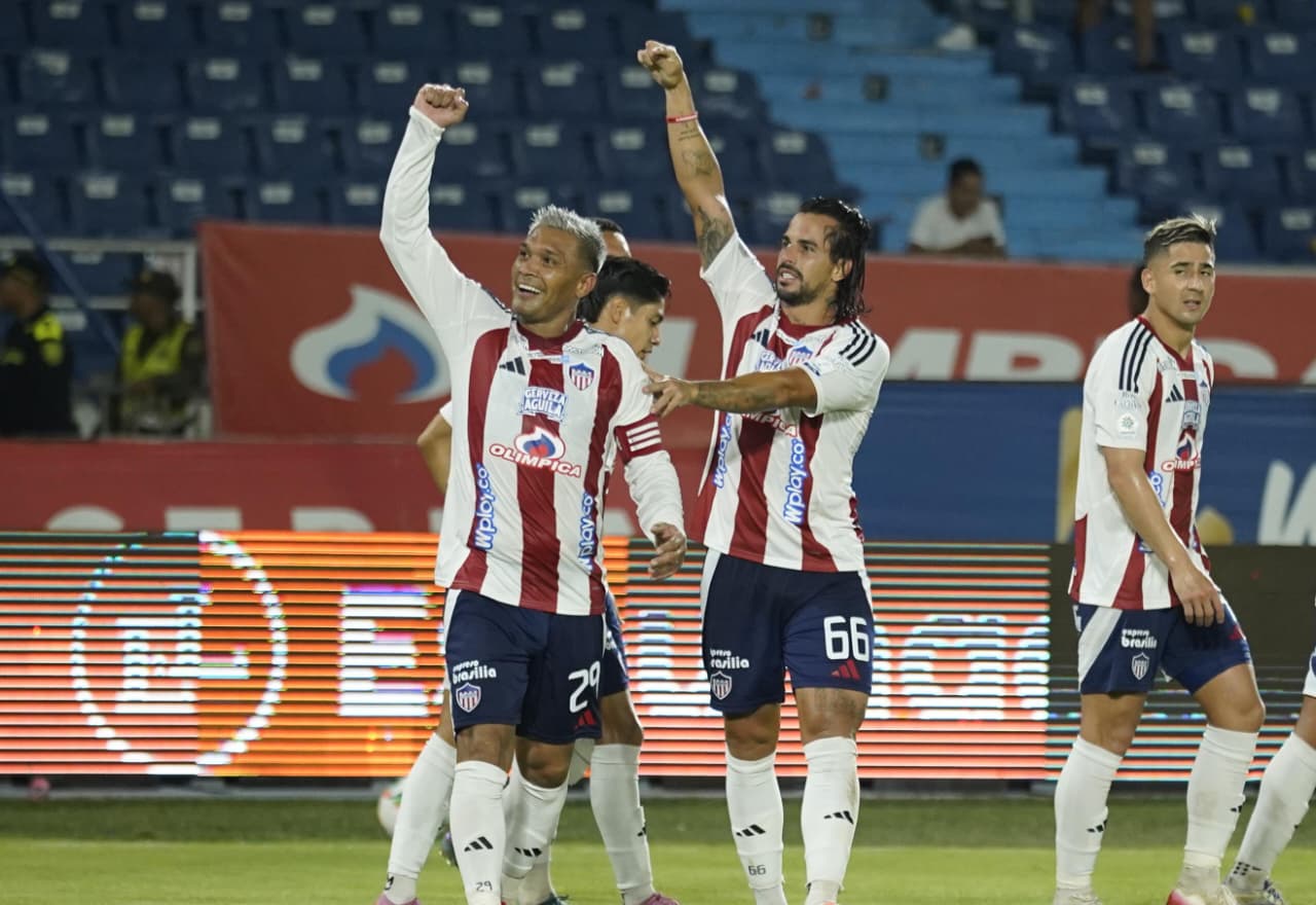  Javier Báez celebrando su gol con sus compañeros.