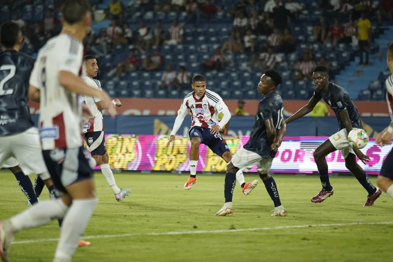 José Enamorado rematando a portería.