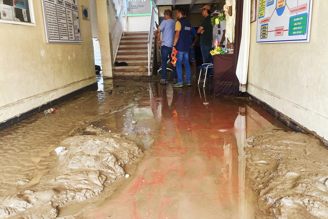 Daños en el interior de la Institución Educativa Distrital Parroquial El Carmen.