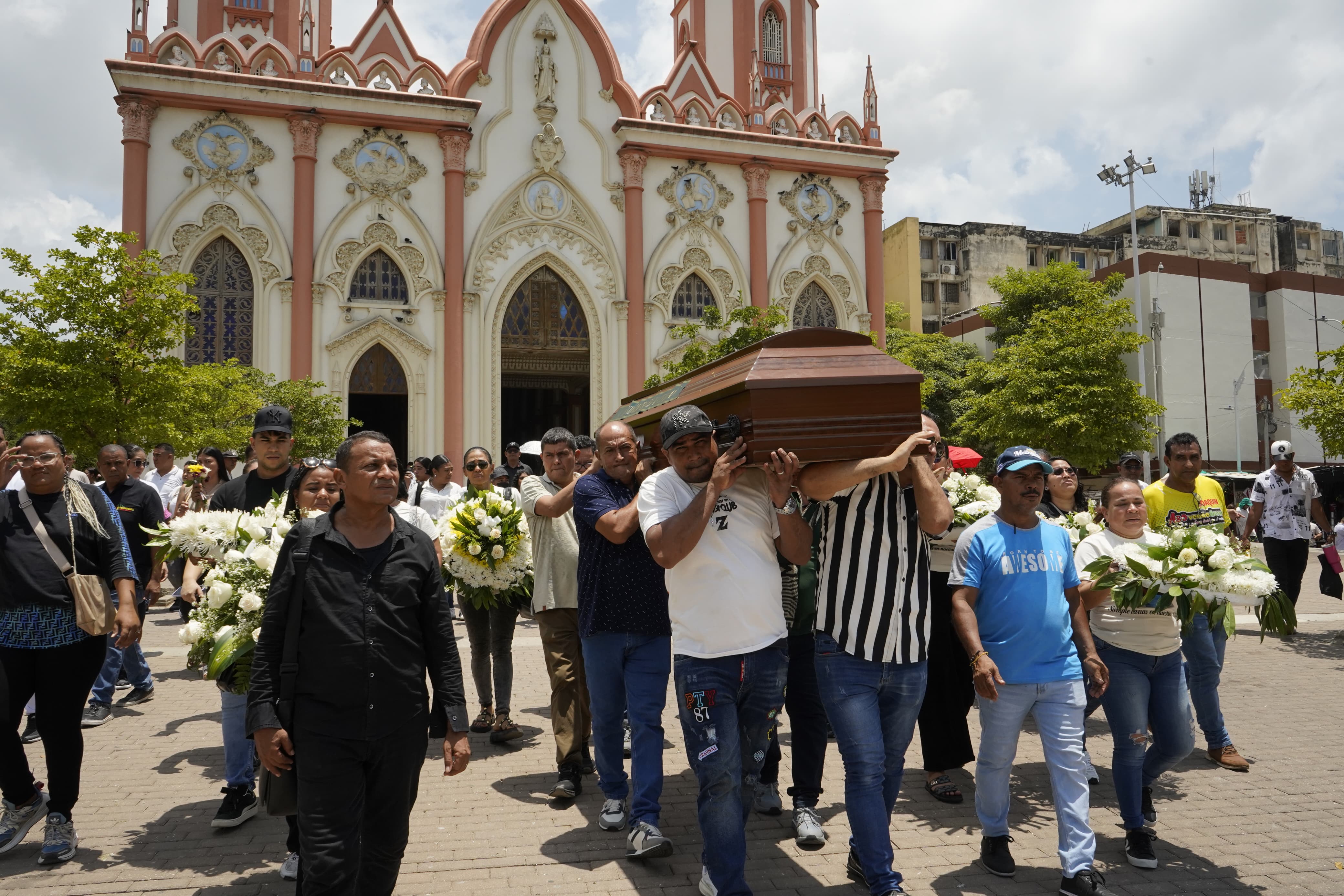 El féretro de Joaquín, cargado por vendedores.