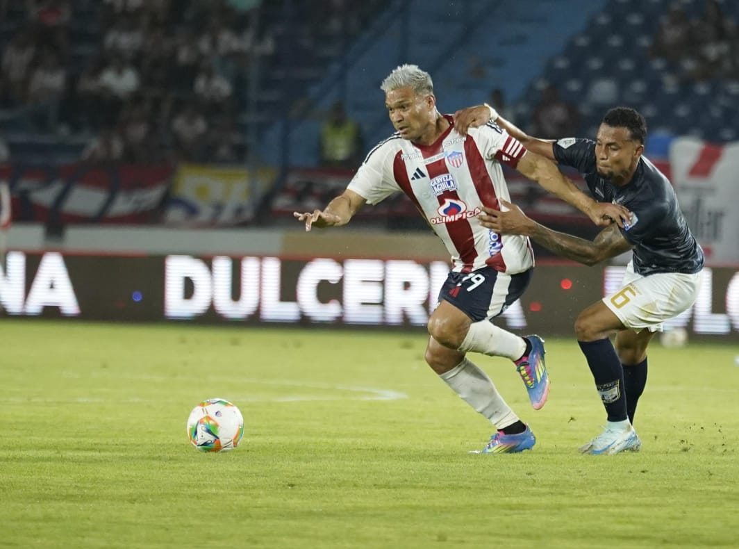 Teófilo Gutiérrez ante la marca de un rival.