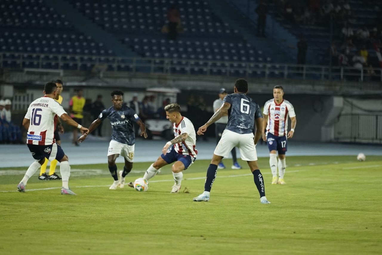 El delantero Guillermo Paiva ante la marca de un rival.