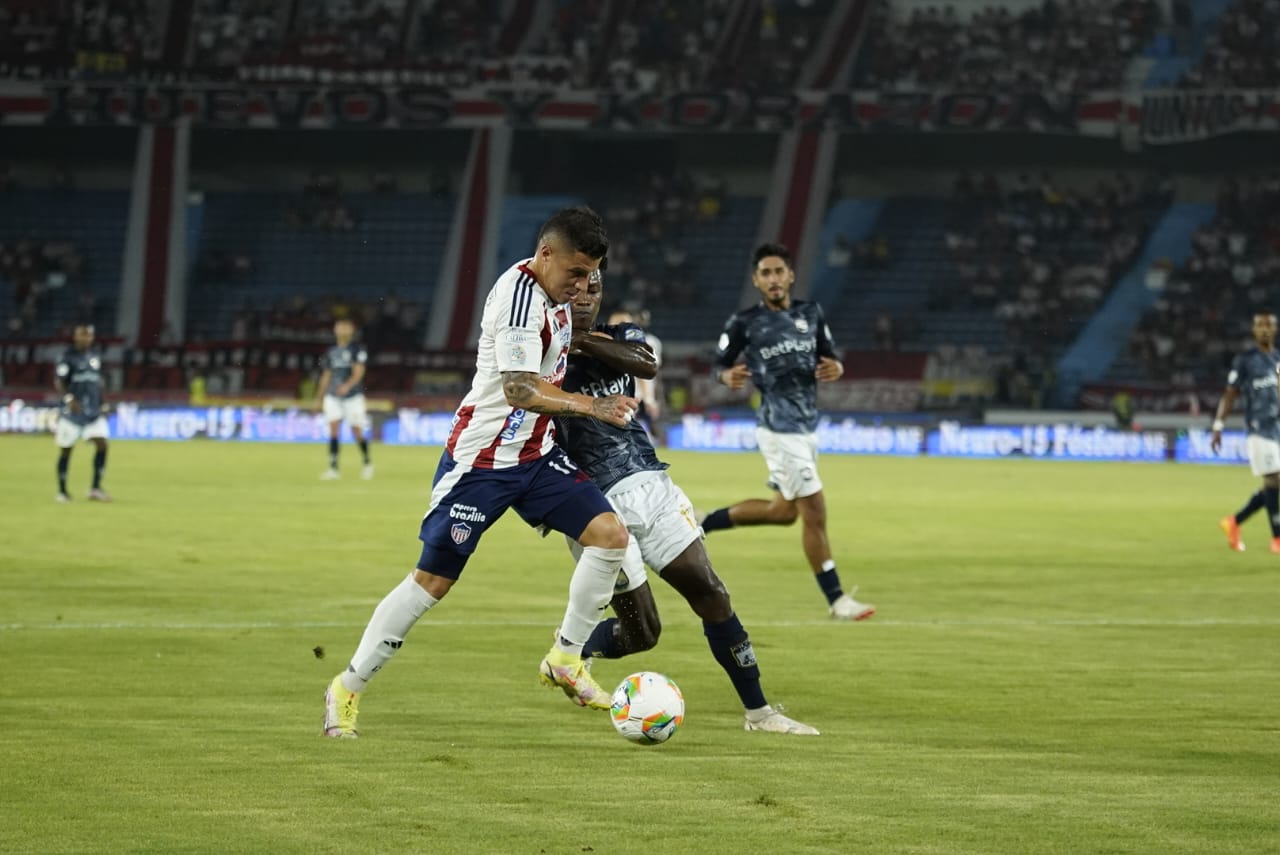 Jhon Fredy Salazar ingresando al área con la pelota controlada. 