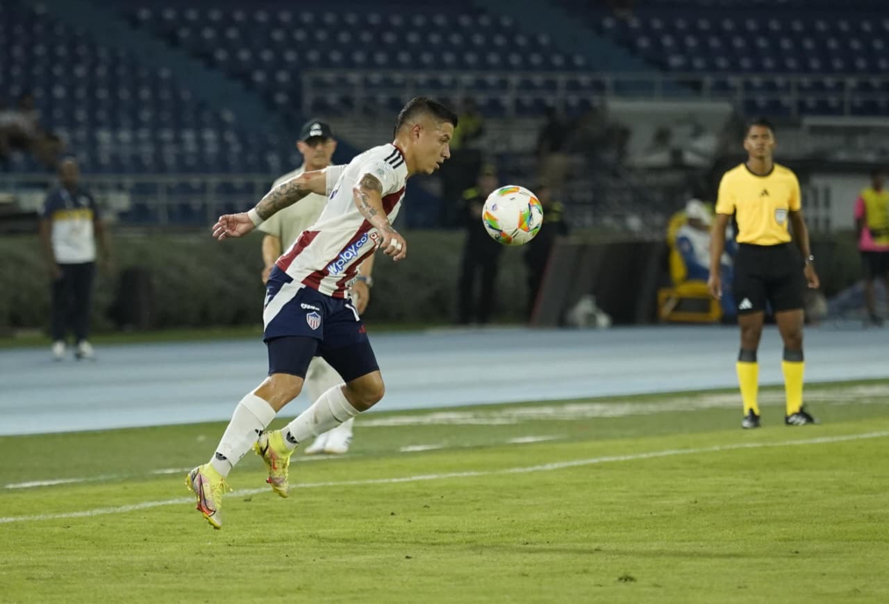 Salazar controlando la esférica. 
