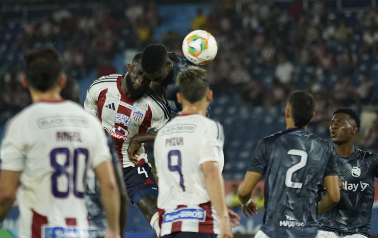 José Cuenú buscando una pelota aérea. 