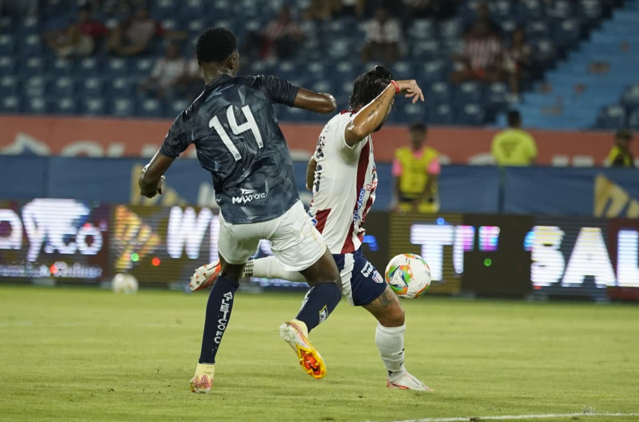 El defensor Javier Báez disparando al arco en el primer tiempo.