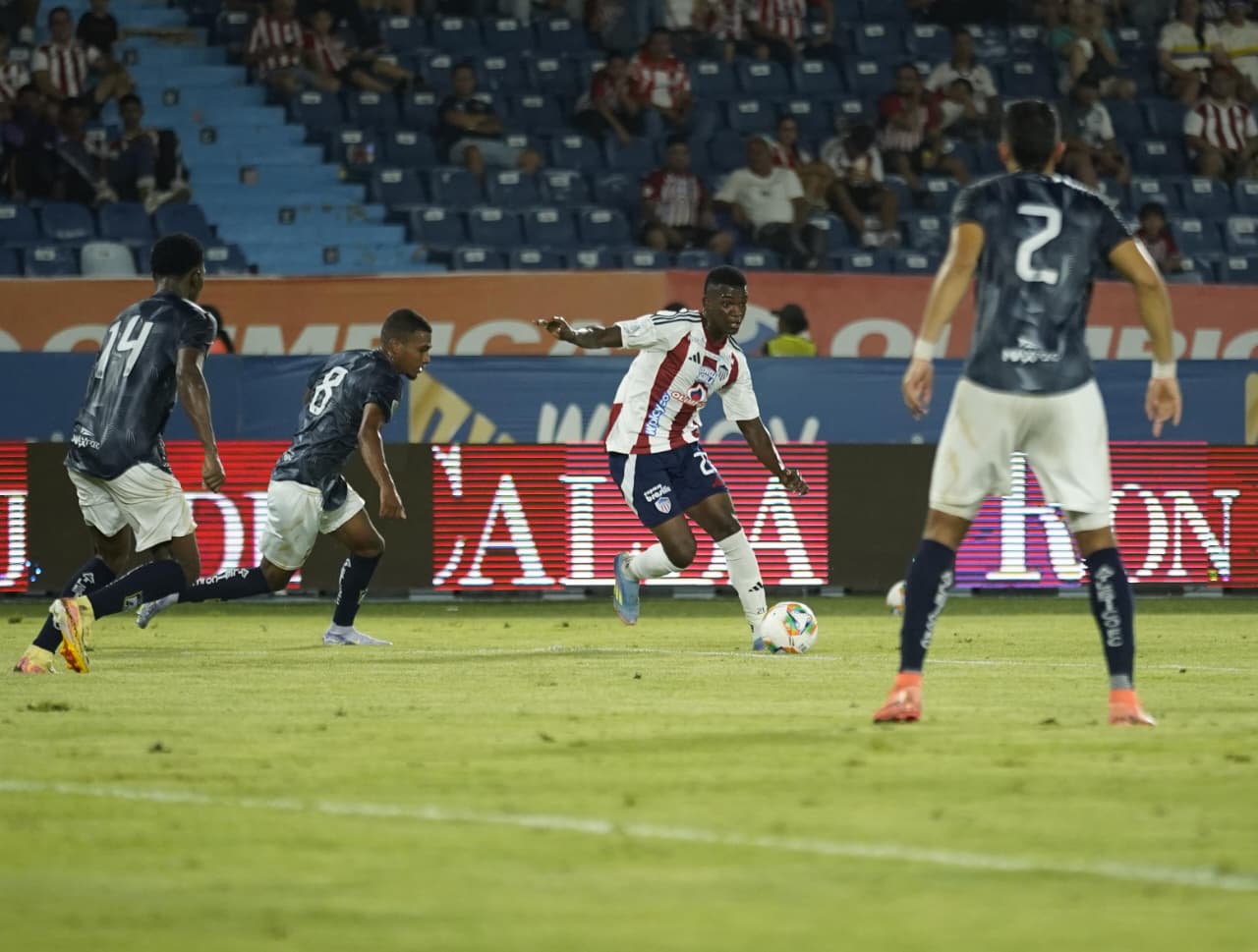 Yeferson Moreno encarando a los rivales.