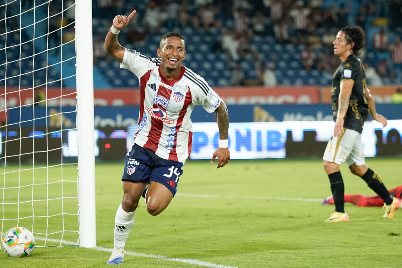 Celebración luego que el equipo Junior anotara uno de los cuatro tantos. 